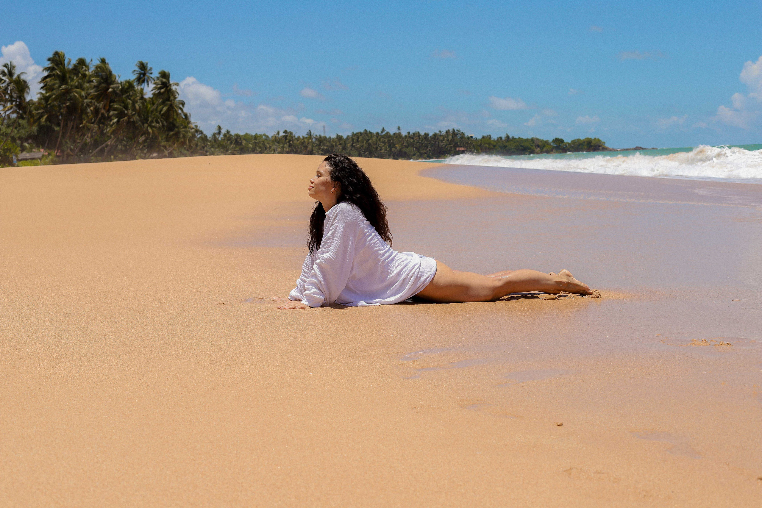 Девушка на пляже Ахунгала — Фотосессия с банановым листом и в натуральном бассейне | Шри-Ланка. Фотограф на Шри-Ланке