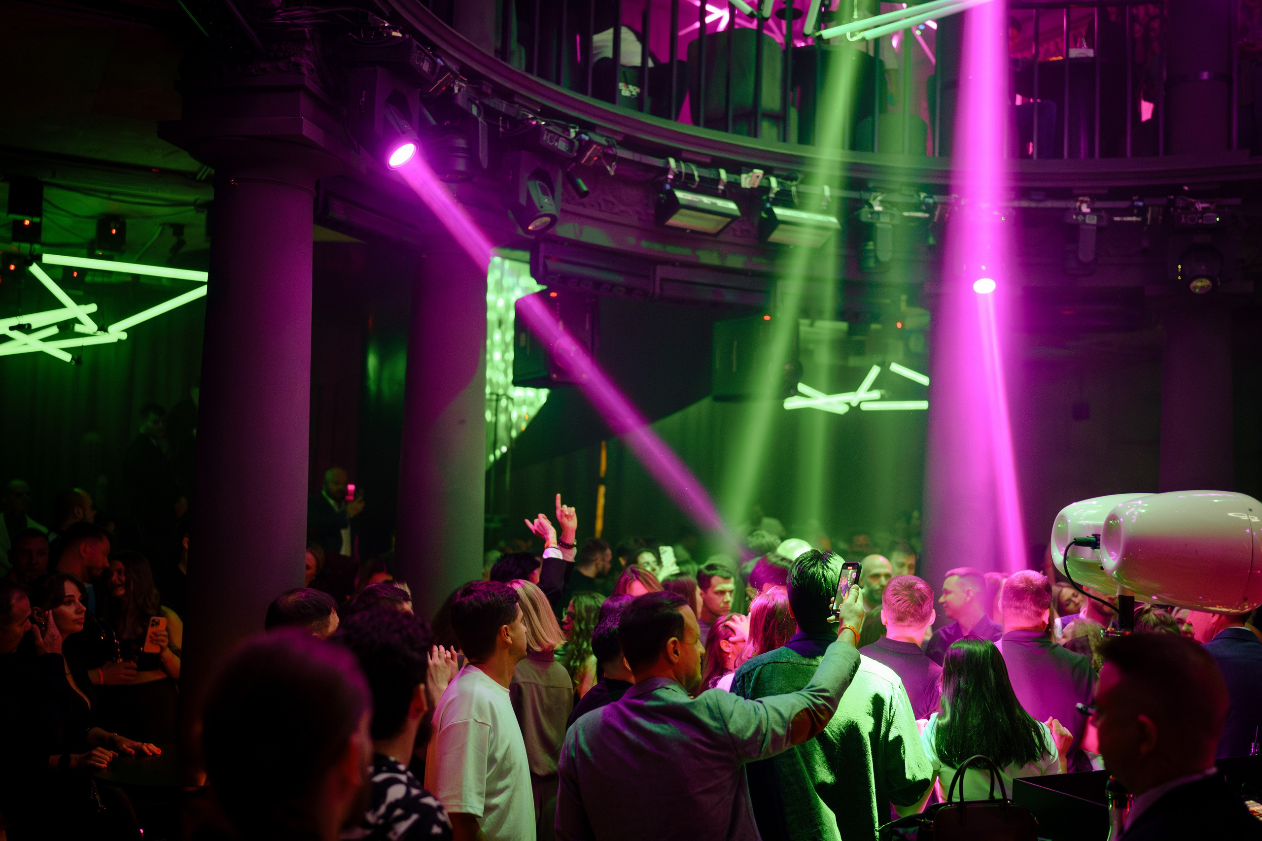 Вечеринка OSNOVATELI.LIVE репортажный фотограф Саша Дружинина. Репортажный фотограф в Москве Саша Дружинина