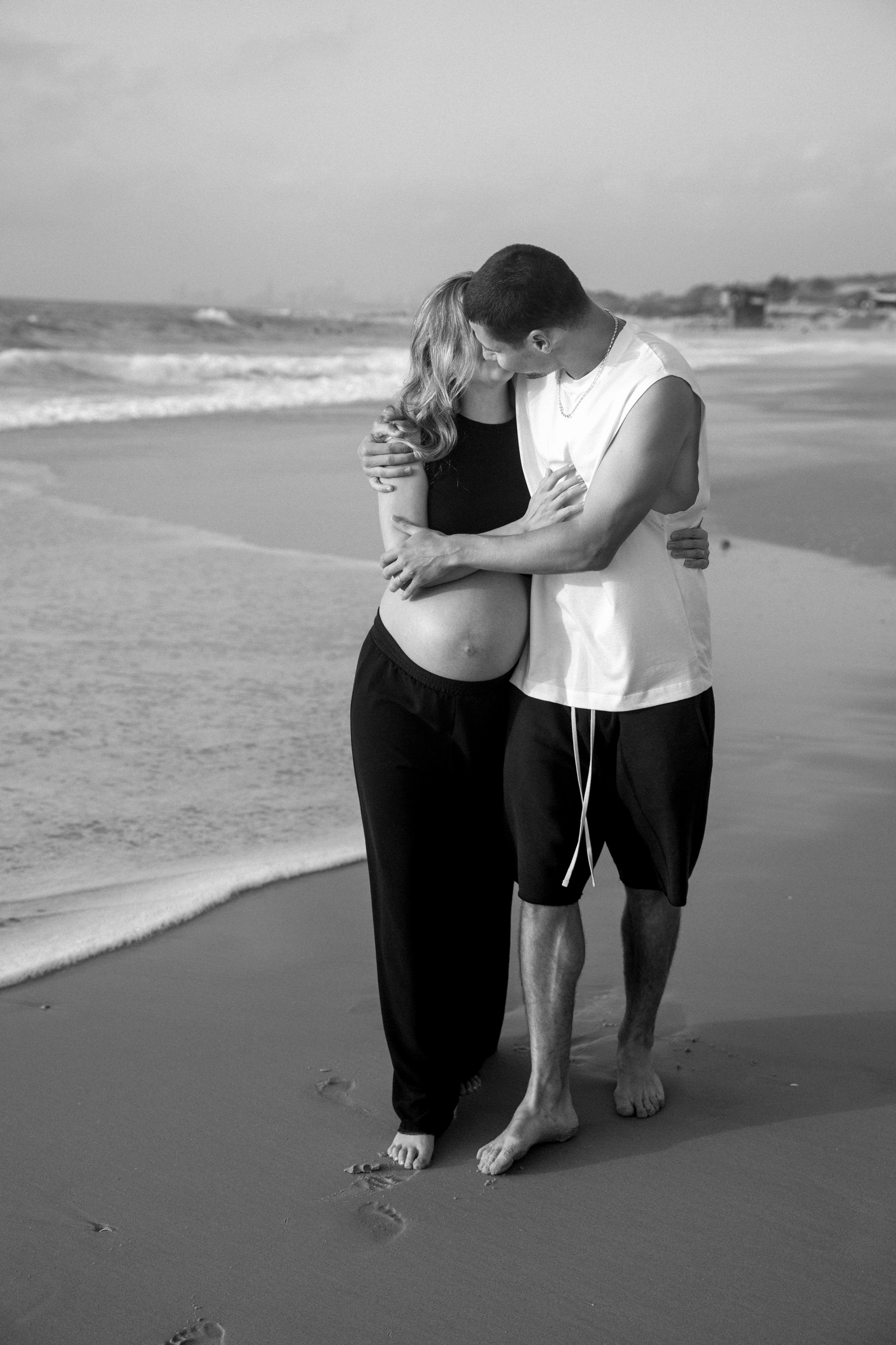 Pregnancy photoshoot near the sea (cloudy weather). Главная
