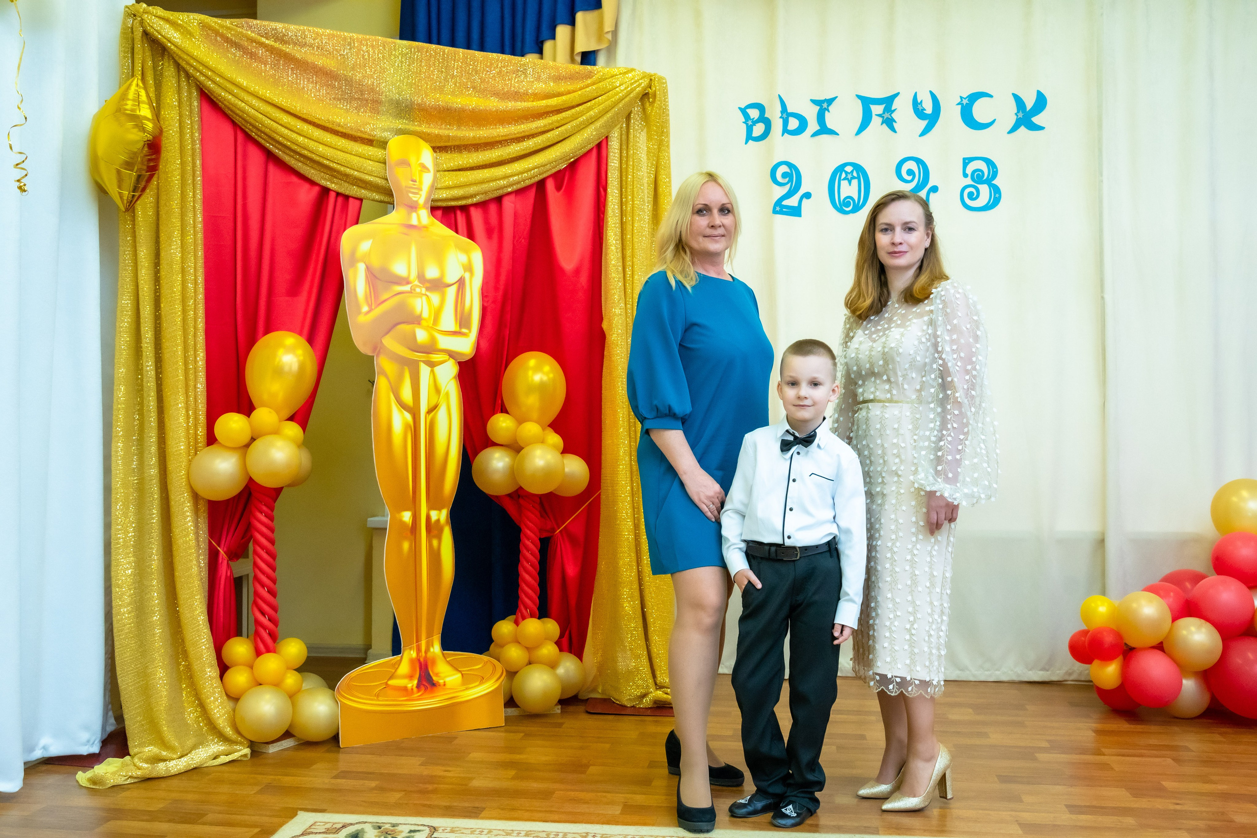 Фотограф на выпускной в Москве и области, фото ребёнок с мамой и воспитателем