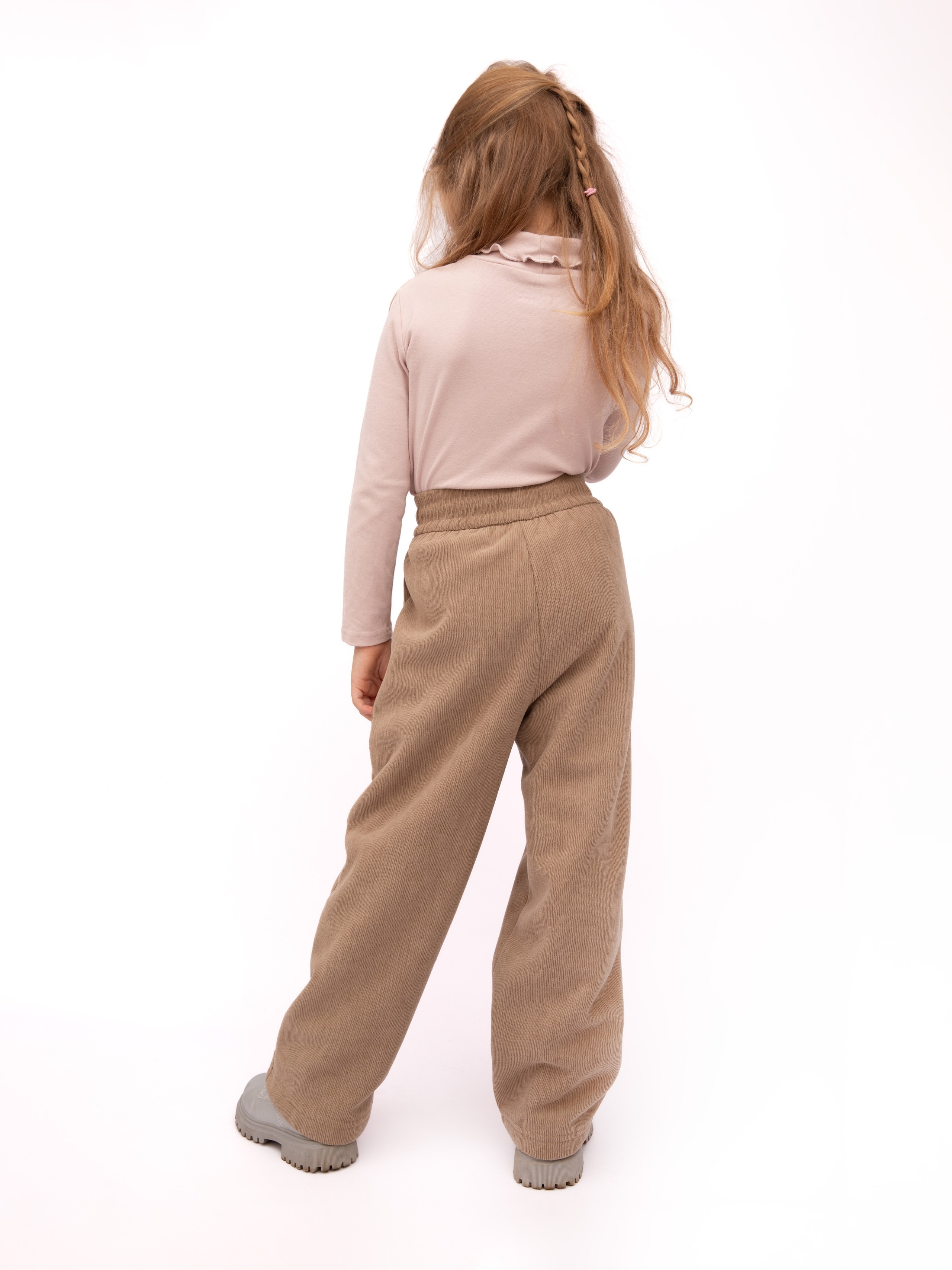 Детские брюки. Фотостудия предметной и модельной съёмки для маркетплейсов