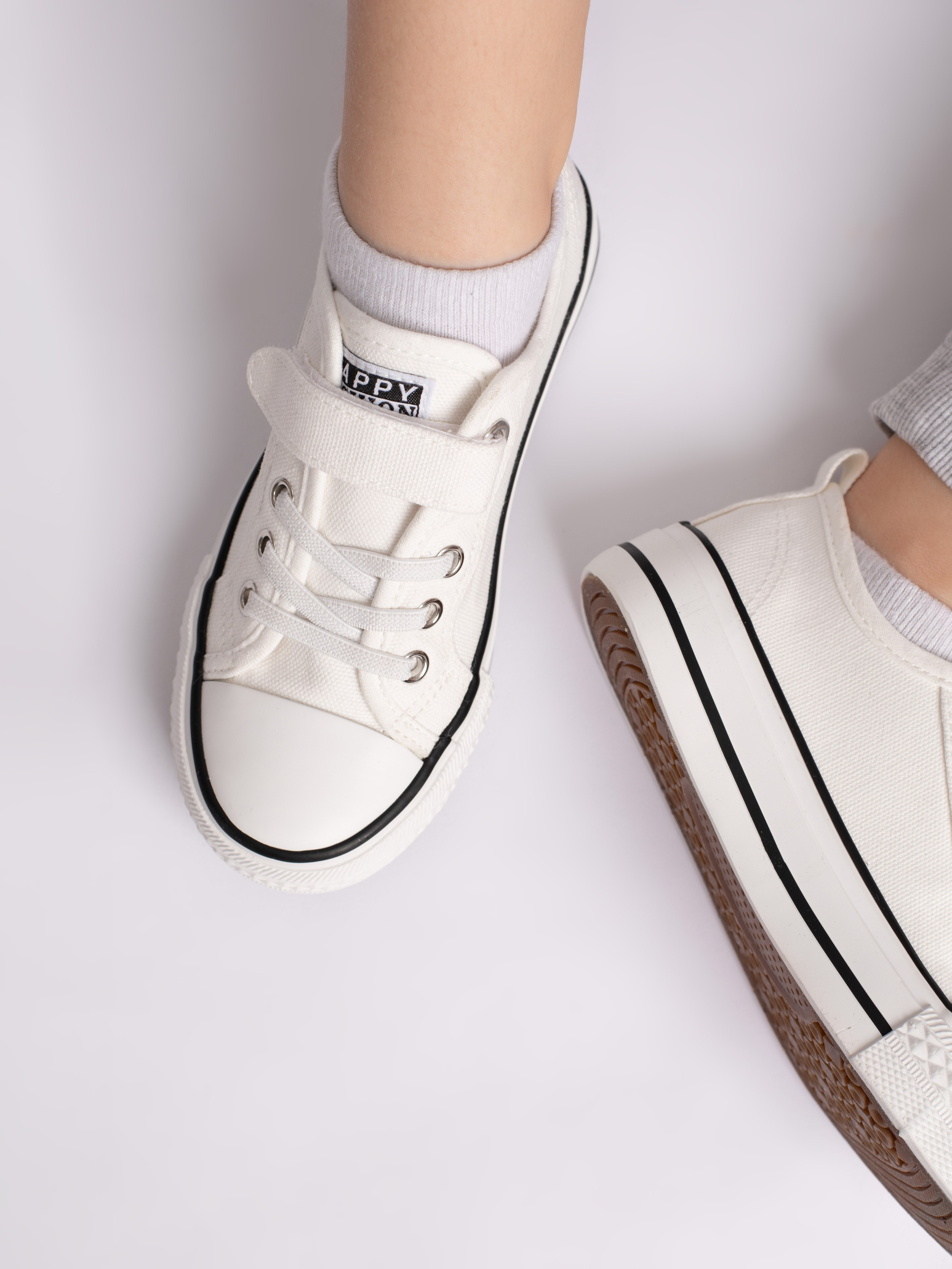 Детские кеды. Фотостудия предметной и модельной съёмки для маркетплейсов