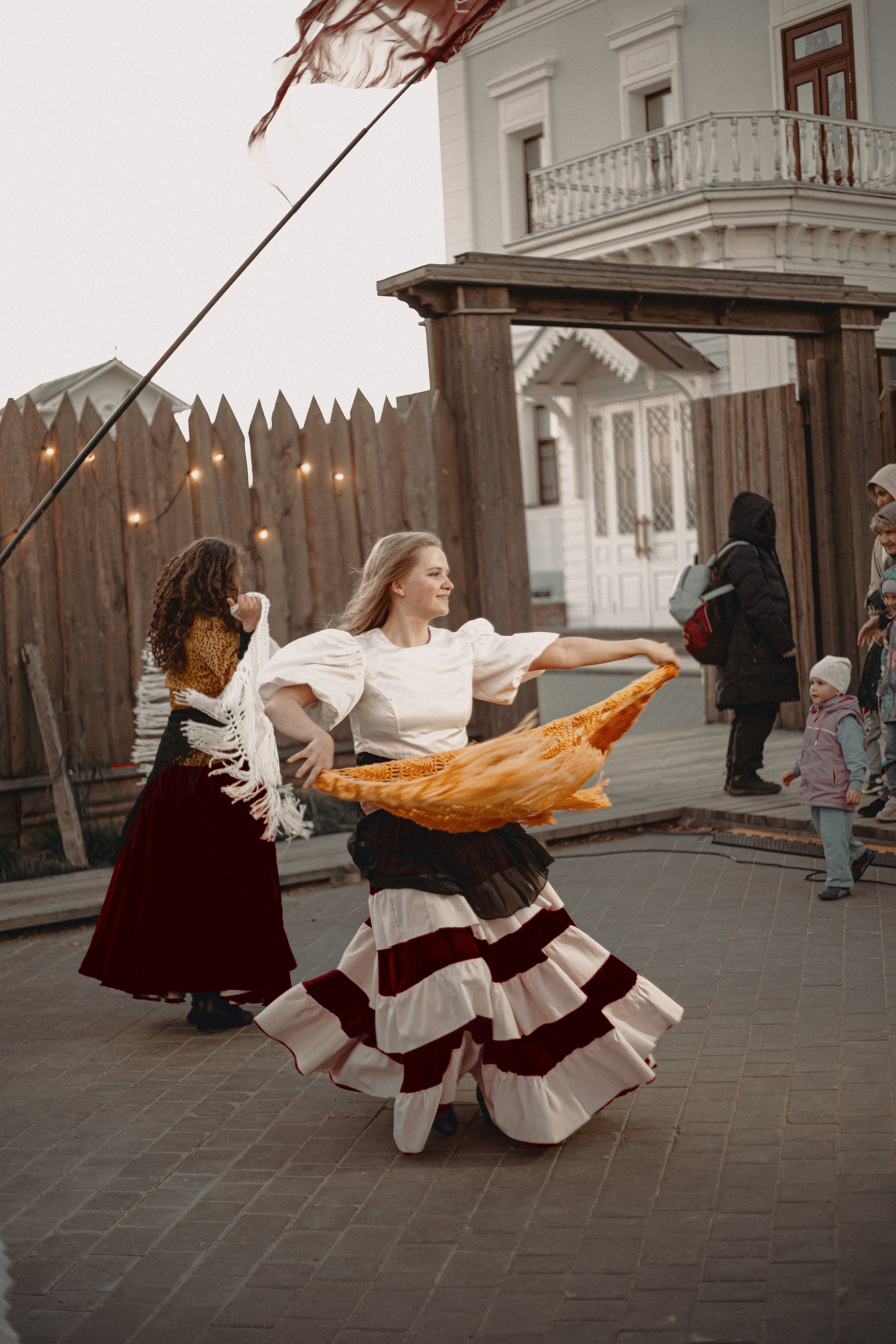 Спектакль «Куриное кабаре» от Свободного молодежного театра | Тобольск. Арт-фотограф Крис Л. в Тобольске: портрет, семейные, свадьбы