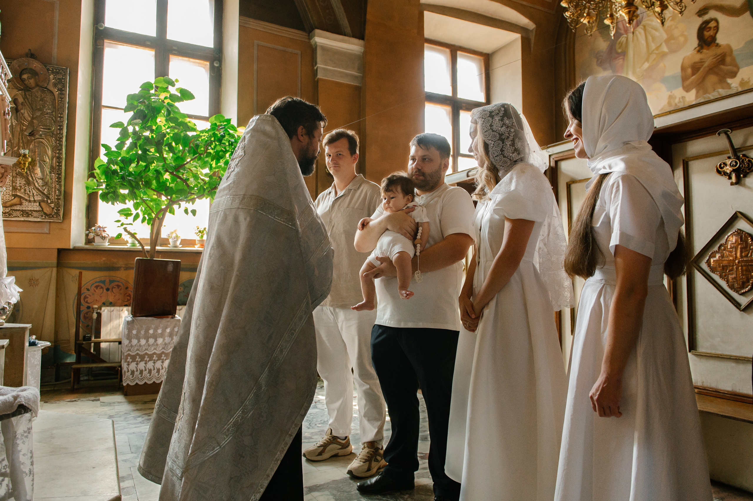 Фотограф на крещение. Фотосессия таинства крещения. Храм Воскресения Словущего в Даниловской Слободе. Семейный и свадебный фотограф в Москве Татьяна Николаева