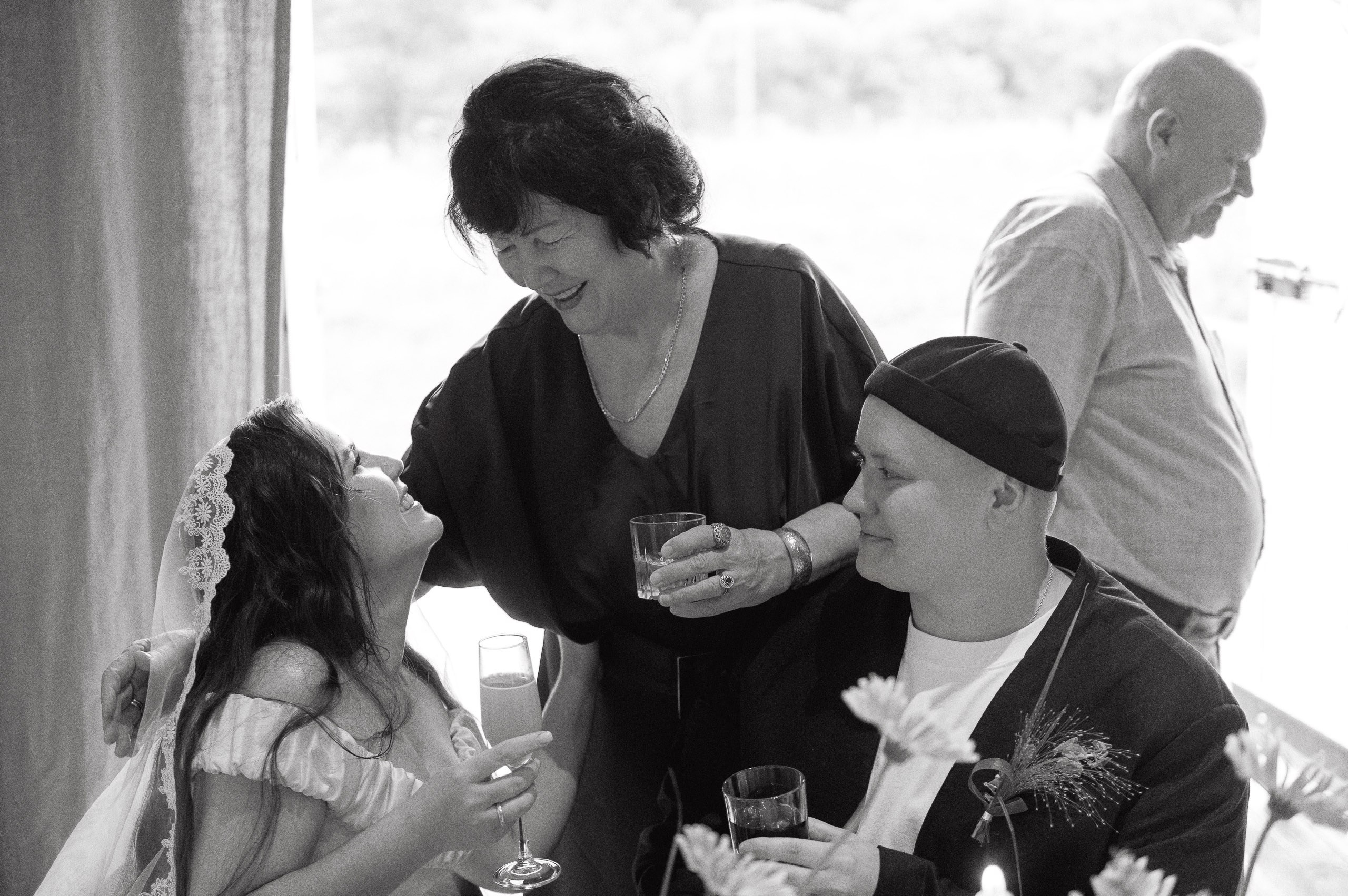 Зеленая тропа, уютная свадьба под дождем. Афина Ефимова. Свадебный фотограф Москва