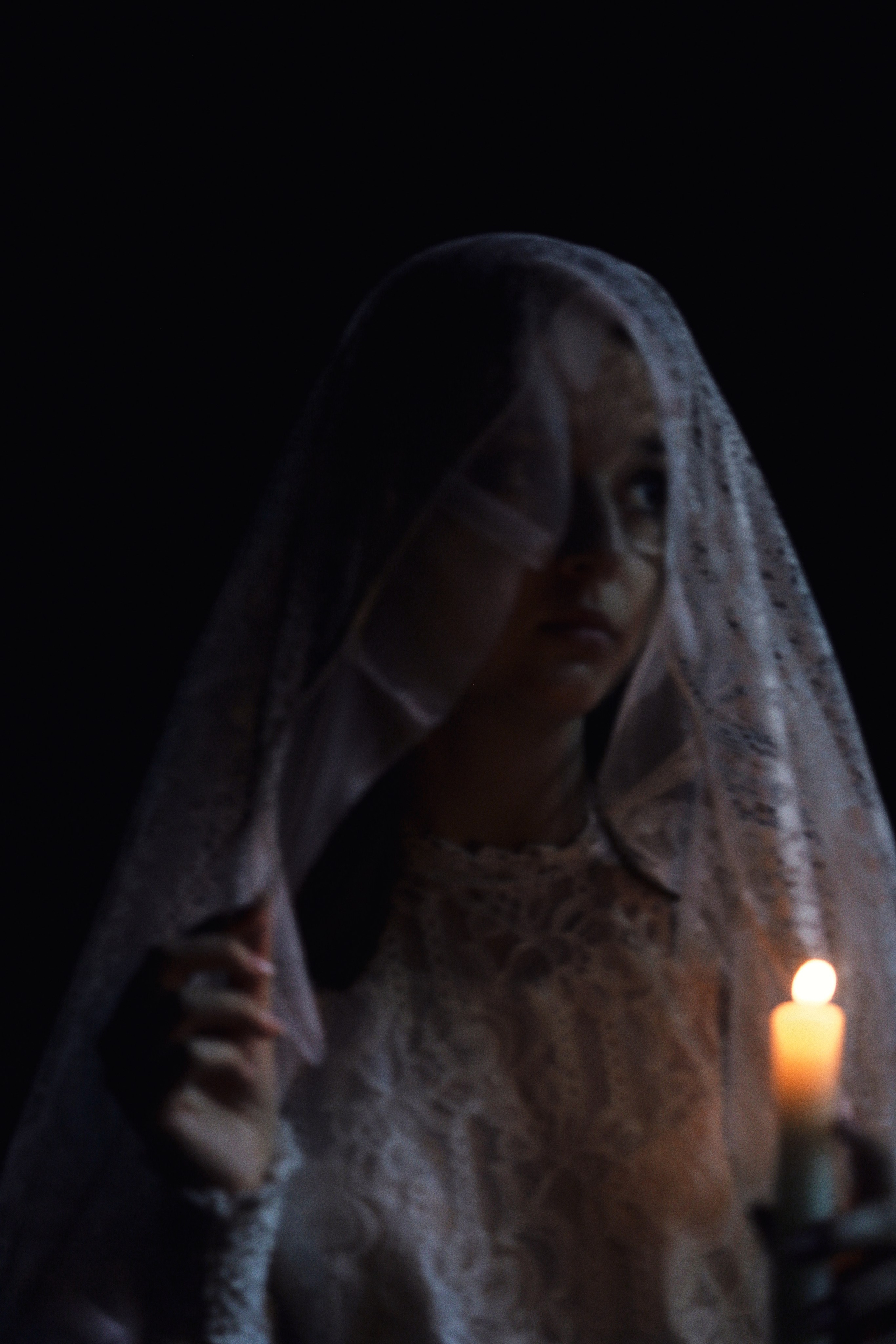 невеста в фате со свечой