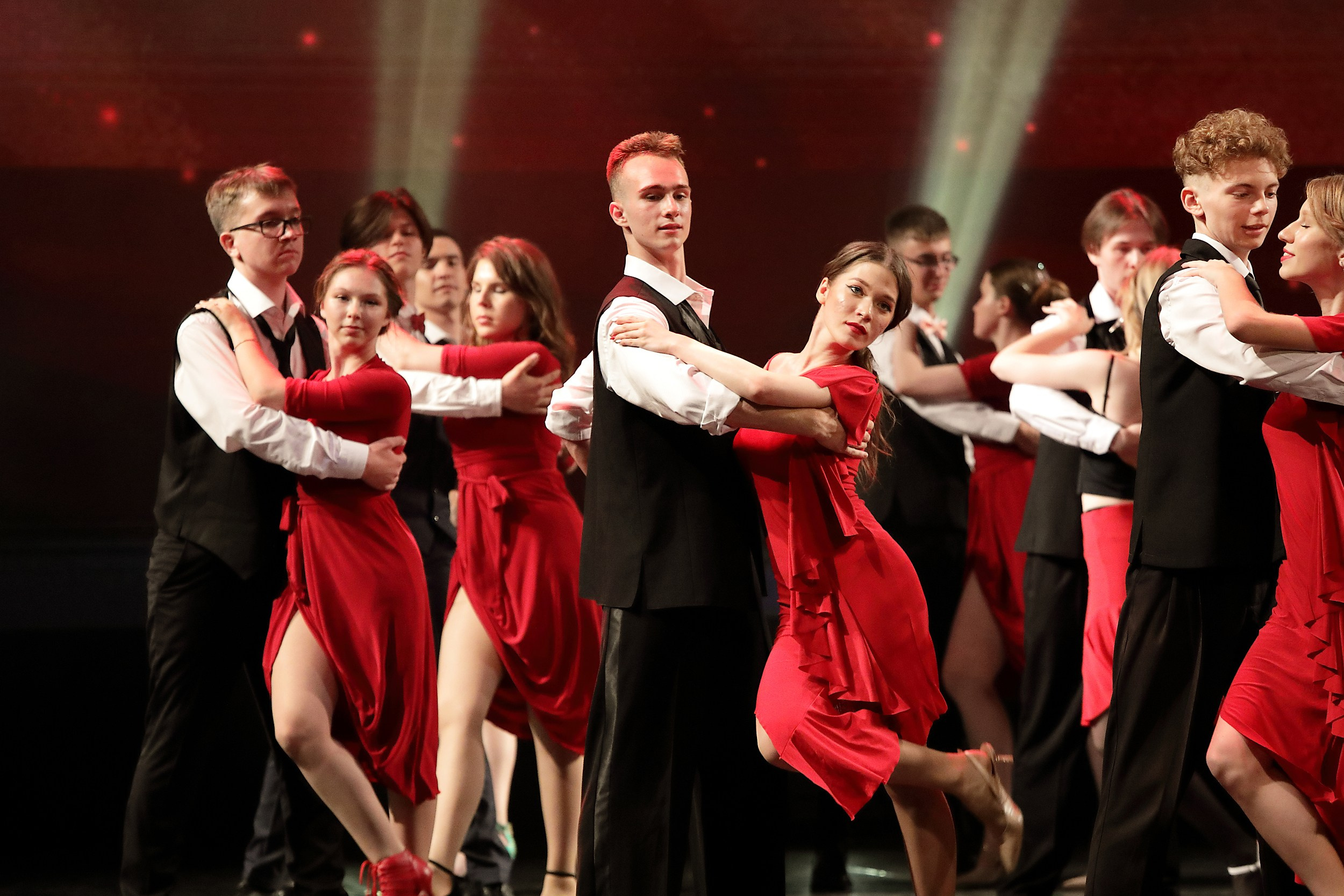 танец девушек в красных платьях с молодыми людьми  гимназия 9 екатеринбург дк урал
