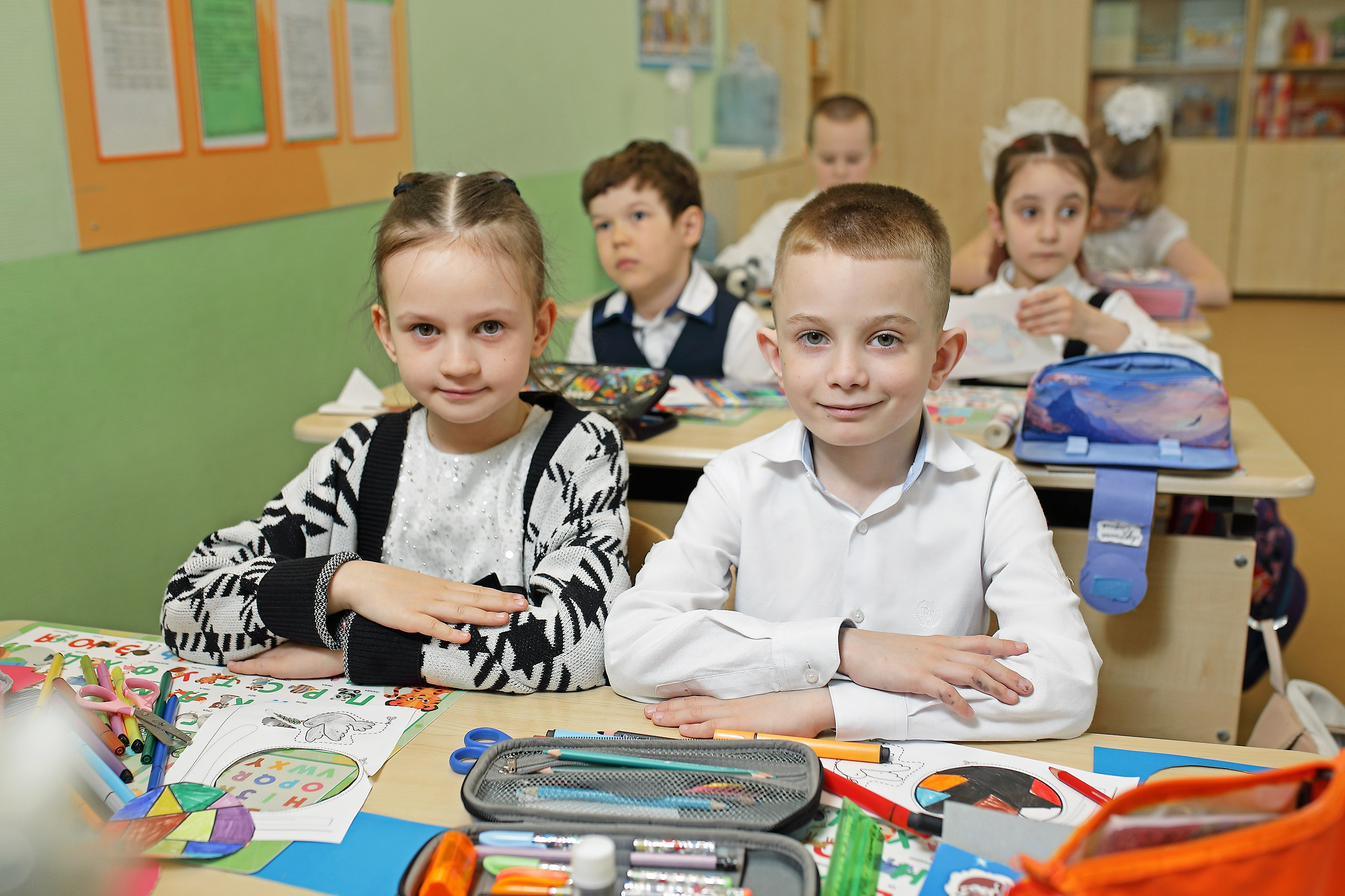первоклассники за партой