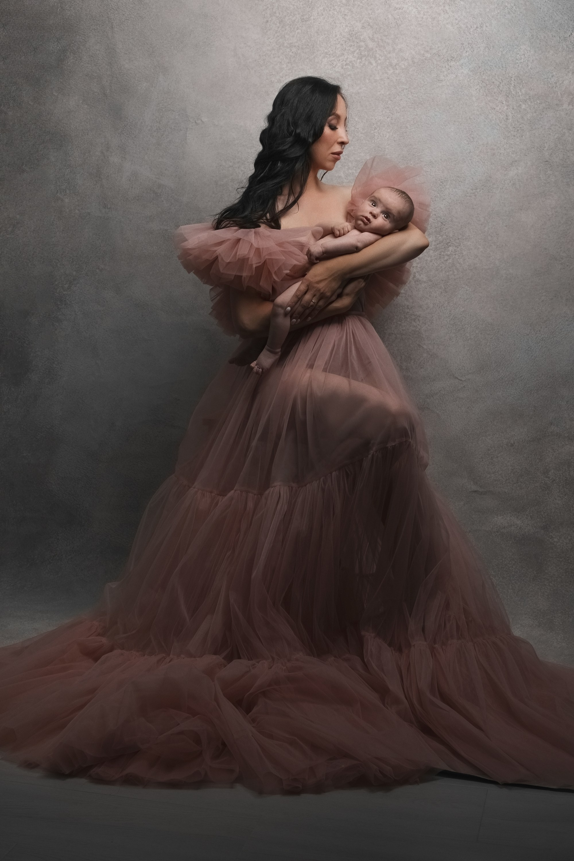 фотосессия матери и ребенка, фотосессия материнства в Тамбове, фотосъемка в стиле минимализм и без одежды матери и ребенка в фотостудии, фото мамы и малыша, портрет материнской любви, поцелуй матери, красивое фото матери и ребенка, объятия матери, мамины руки на фото, фотография красивой женщины с ребенком на руках, фотосессия семейная в Тамбове, детская и семейная фотосессия , мама и ребенок на фоне в фотостудии, ребенок на руках у мамы, красивое платье на фотографии матери и ребенка, красивое материнство, кормящая ребенка мама, кормящая грудью ребенка мать, фотография кормящей женщины с ребенком на руках