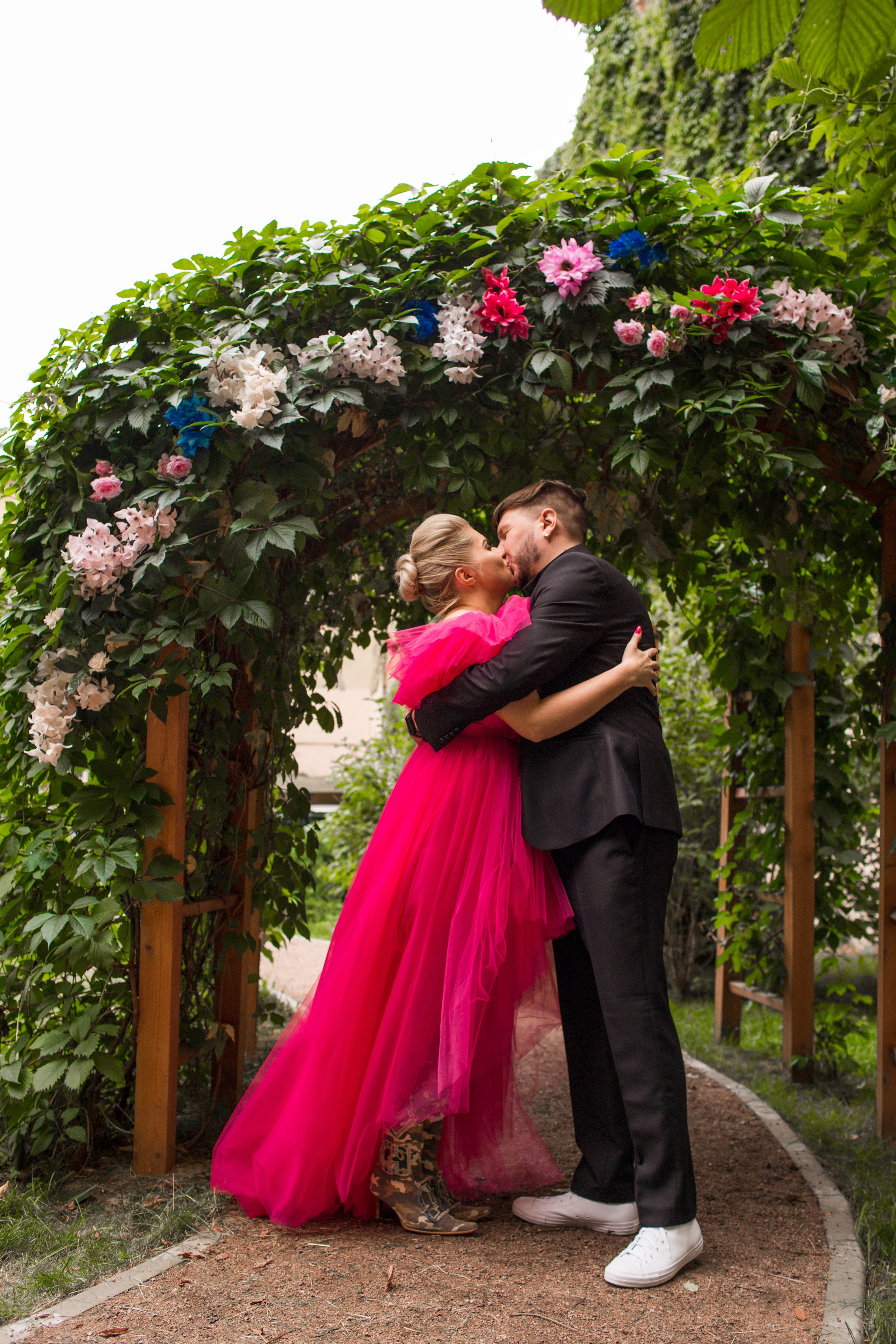 Жених целует невесту — символ любви на улицах Петербурга