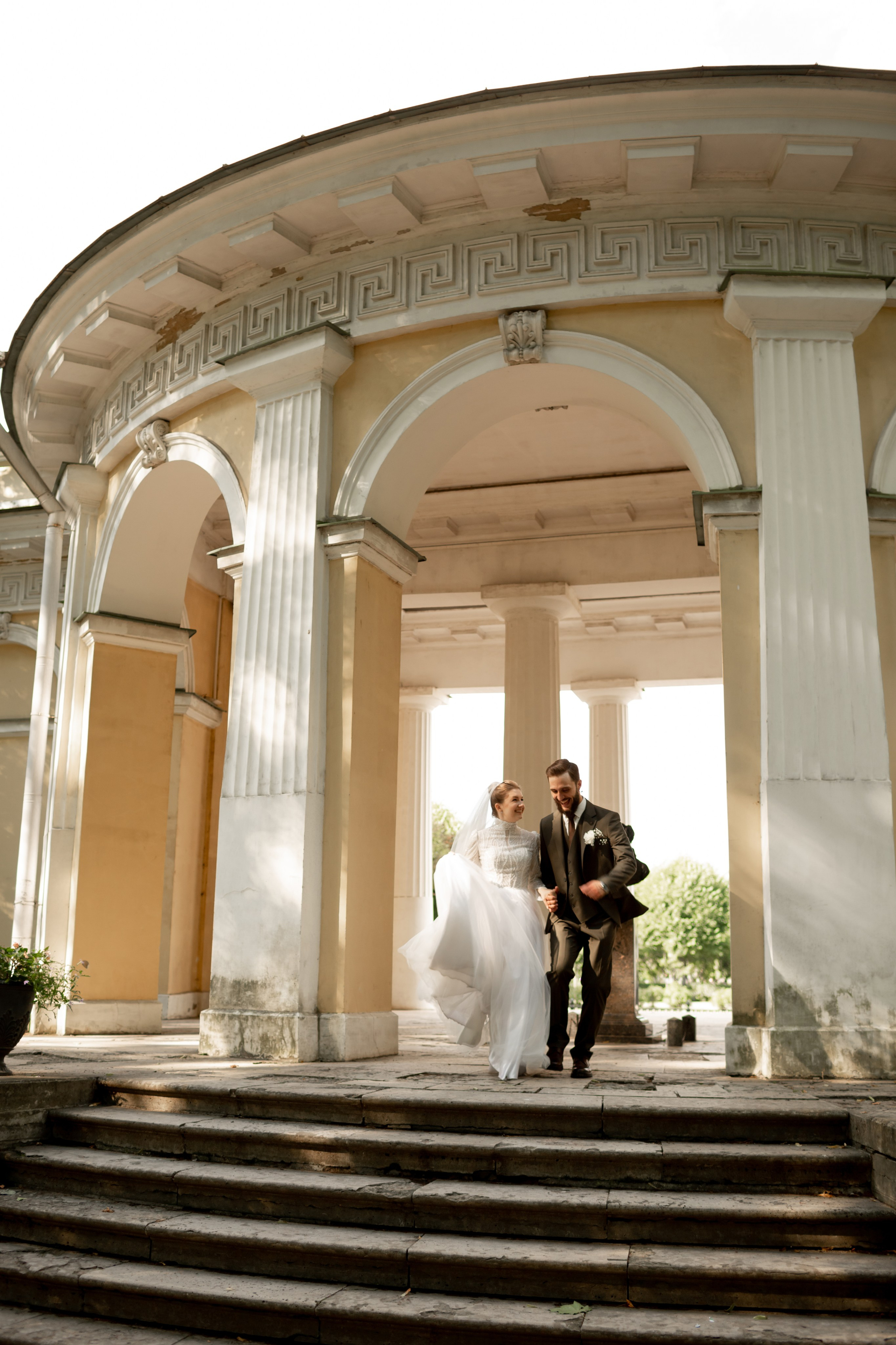 Радостные молодожены бегают для живой фотографии