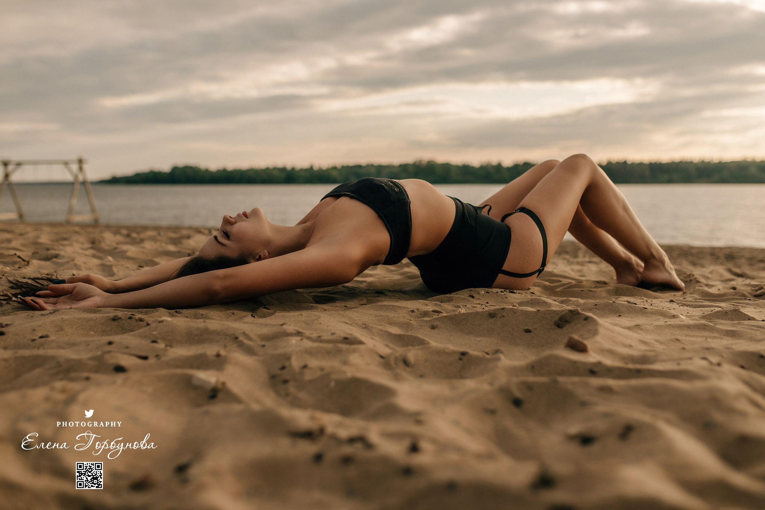 Черная серия с тканью. Набережная. Александра и Таисия. Июль 2025 г. Фотограф Пермь. Свадьбы. Семья и дети, школа, д. сад. Фотокниги