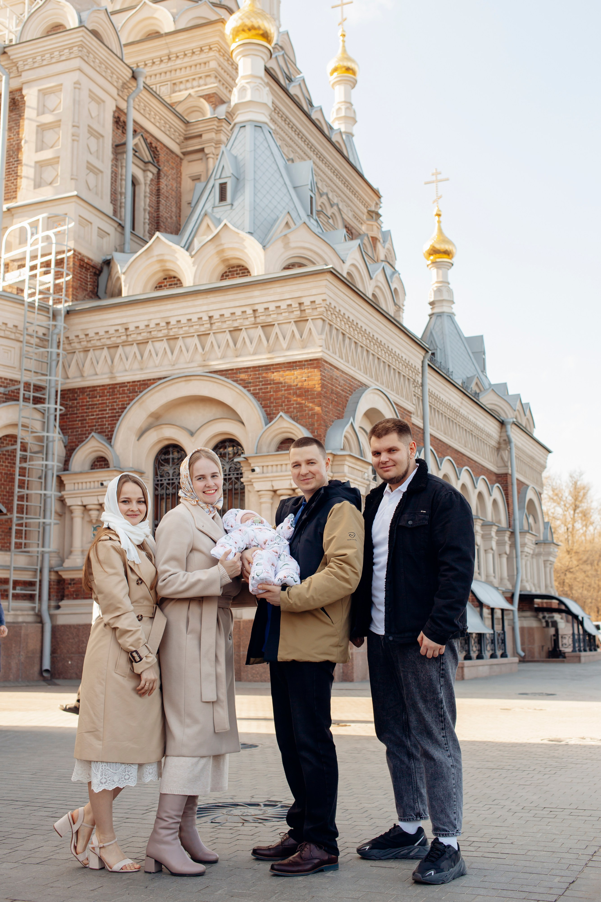 в каком храме лучше крестить ребенка — атмосфера, расположение, правила, Современная крестильная купель для полного погружения. На что обратить внимание при выборе храма, Вместительный и светлый зал храма — ключевой фактор при выборе места для крещения с большим числом гостей, купель в храме Невского района Санкт-Петербурга