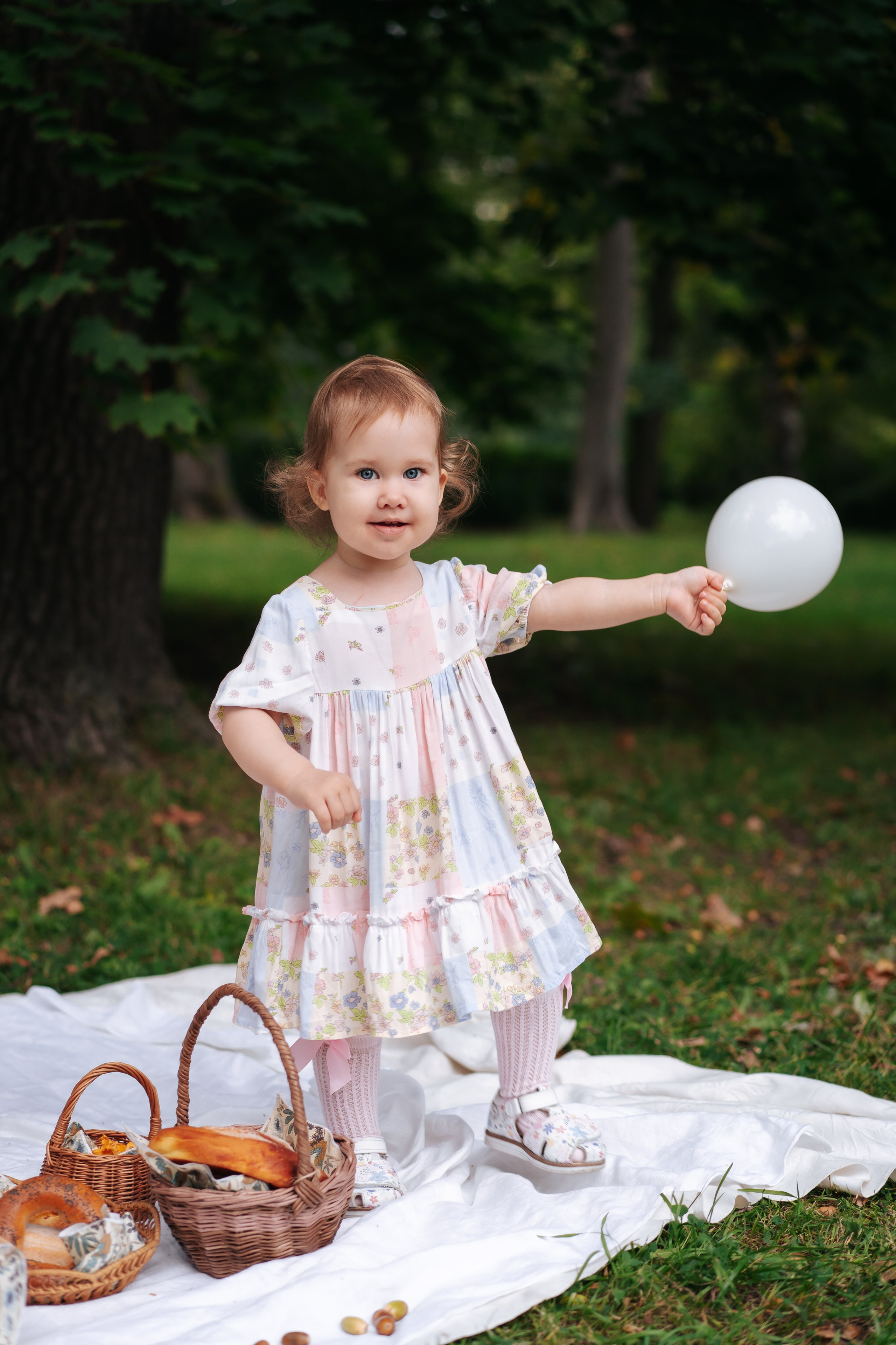 Евангелина с мамой в парке. Детская, семейная фотостудия в Санкт-Петербурге