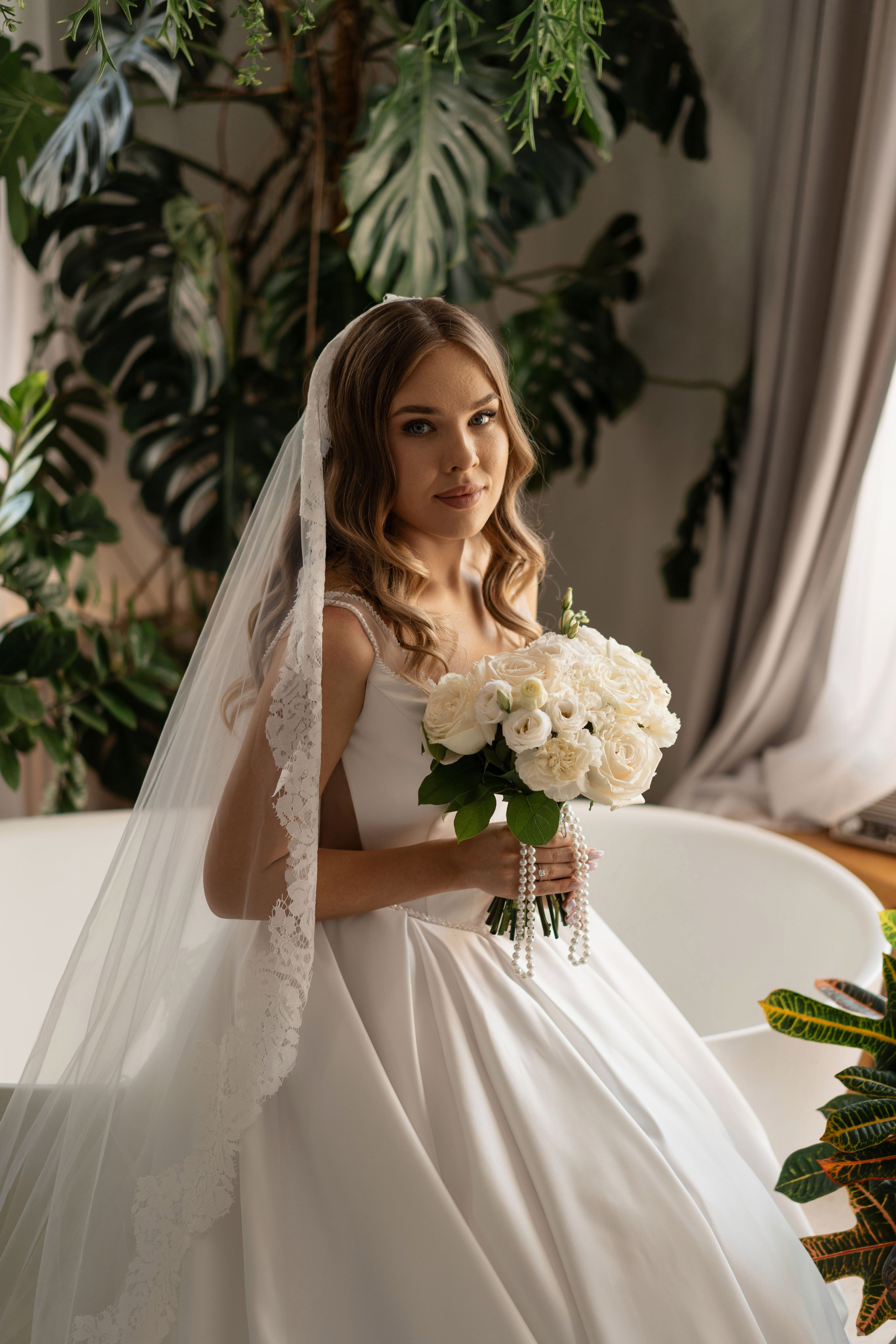 Свадебная фотосессия в интерьере, студия. Главная