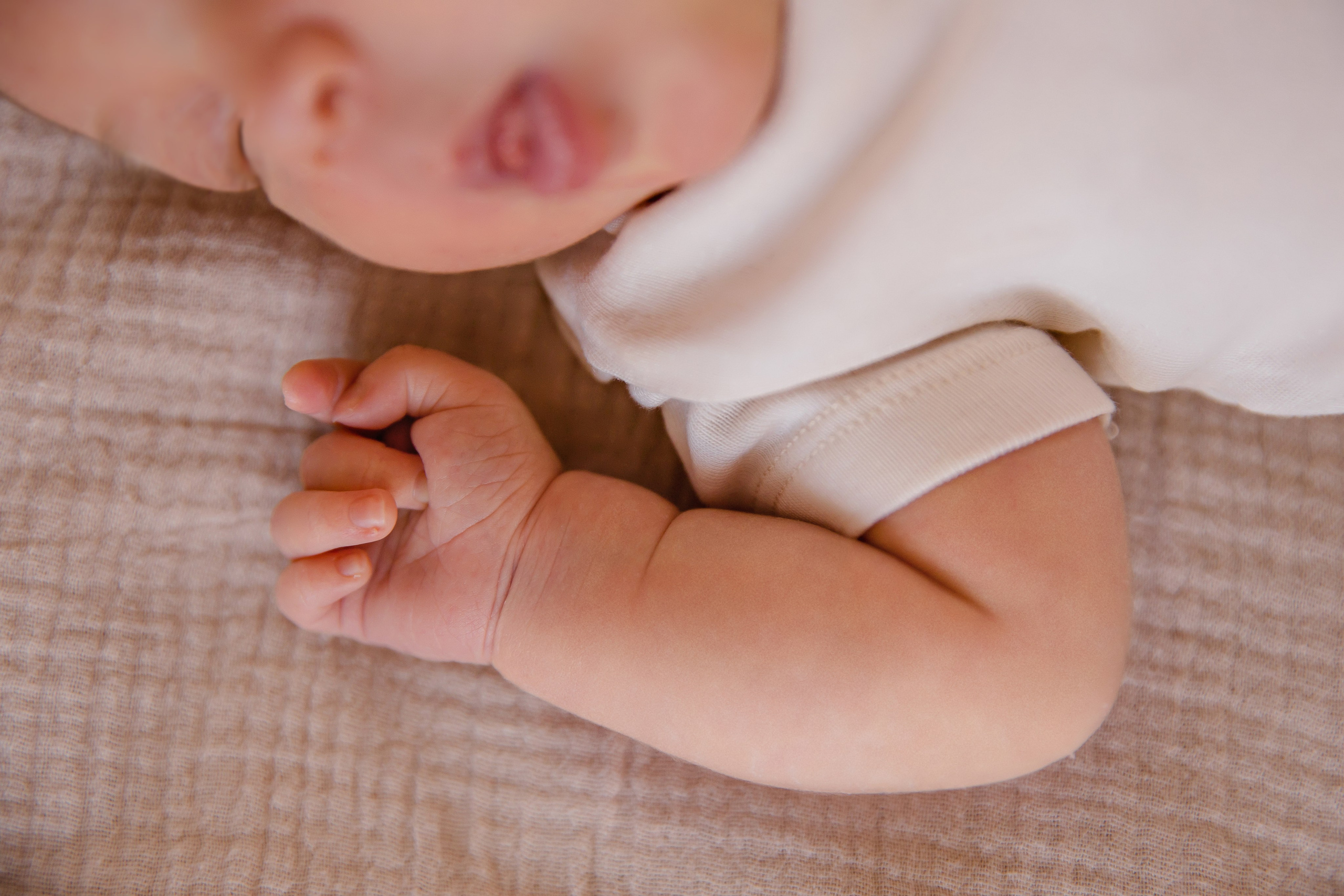 Новорожденная Ульяна в уюте дома. Семейный и детский фотограф в Москве Вера Ускова