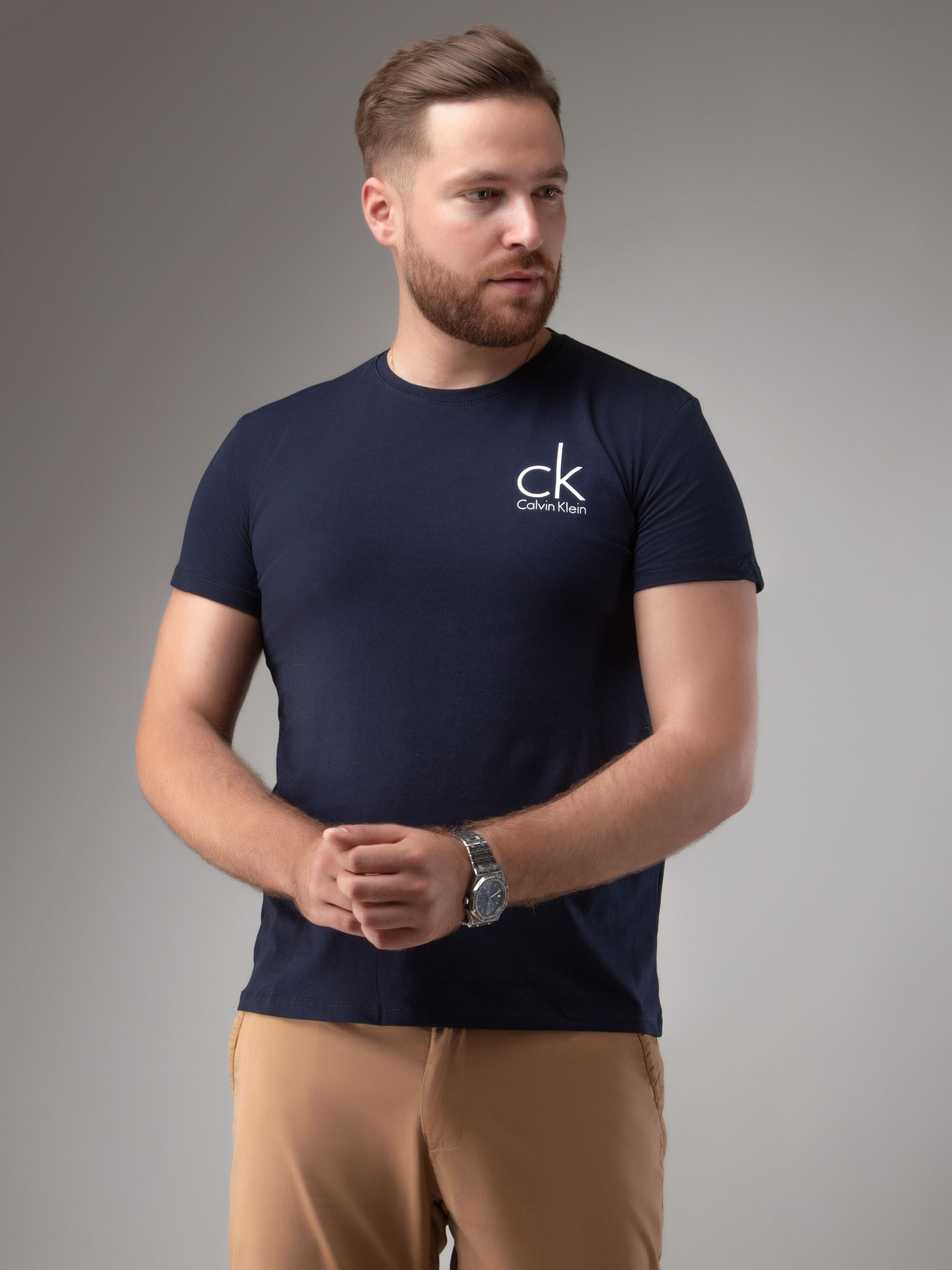 Фотосъемка мужской футболки на модели