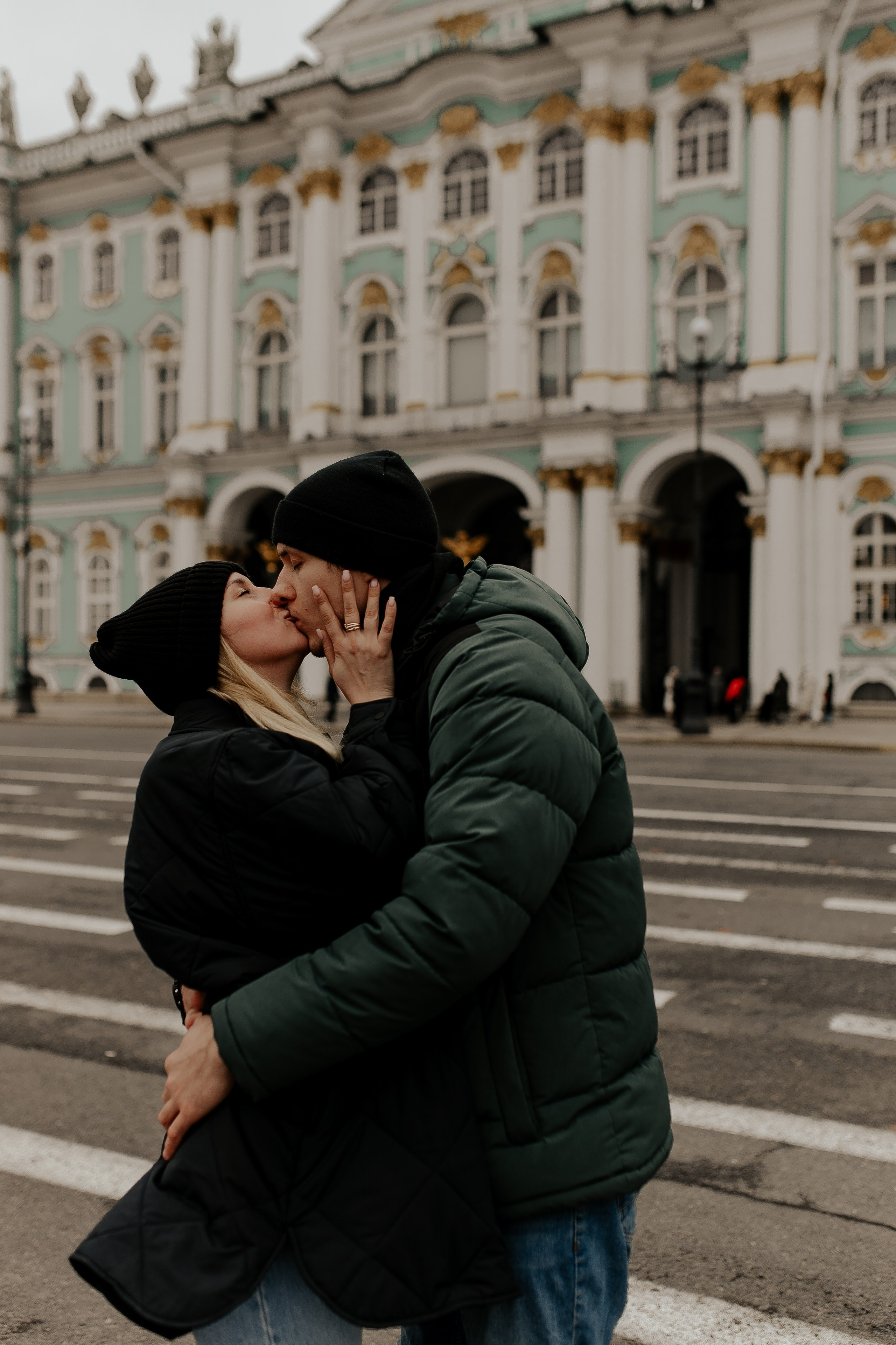 Поцелуй у Эрмитажа. Фотограф в Санкт-Петербурге Лиза Семченкова