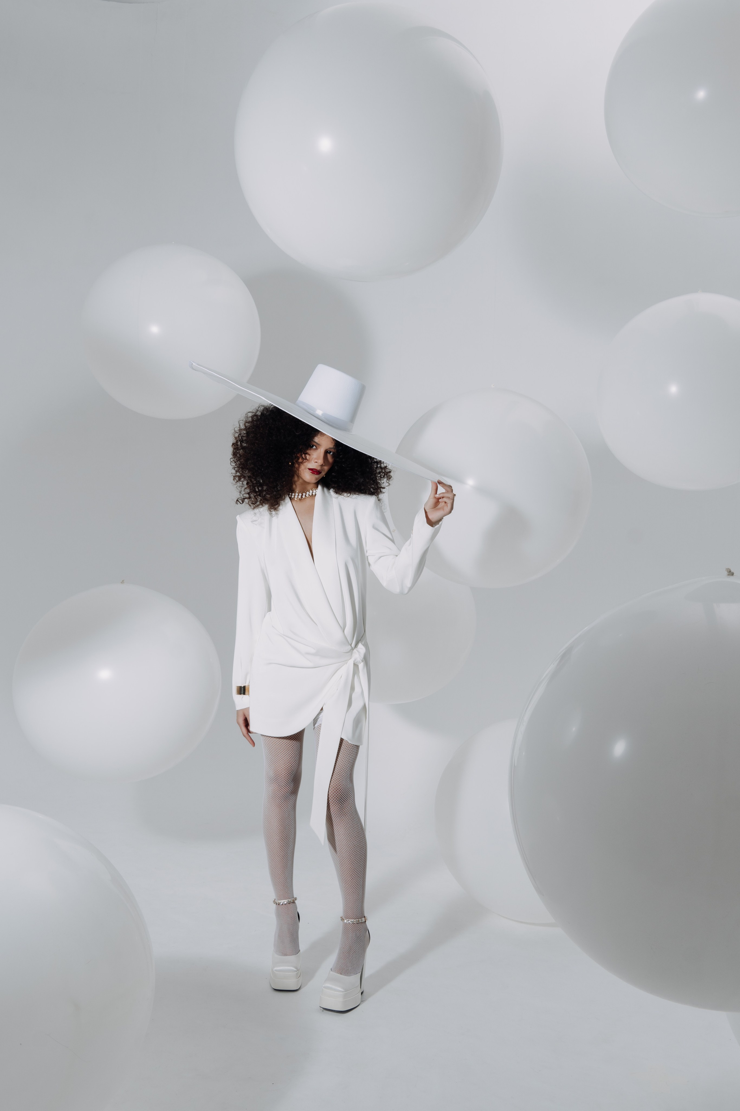 фотосессия с белыми шарами
