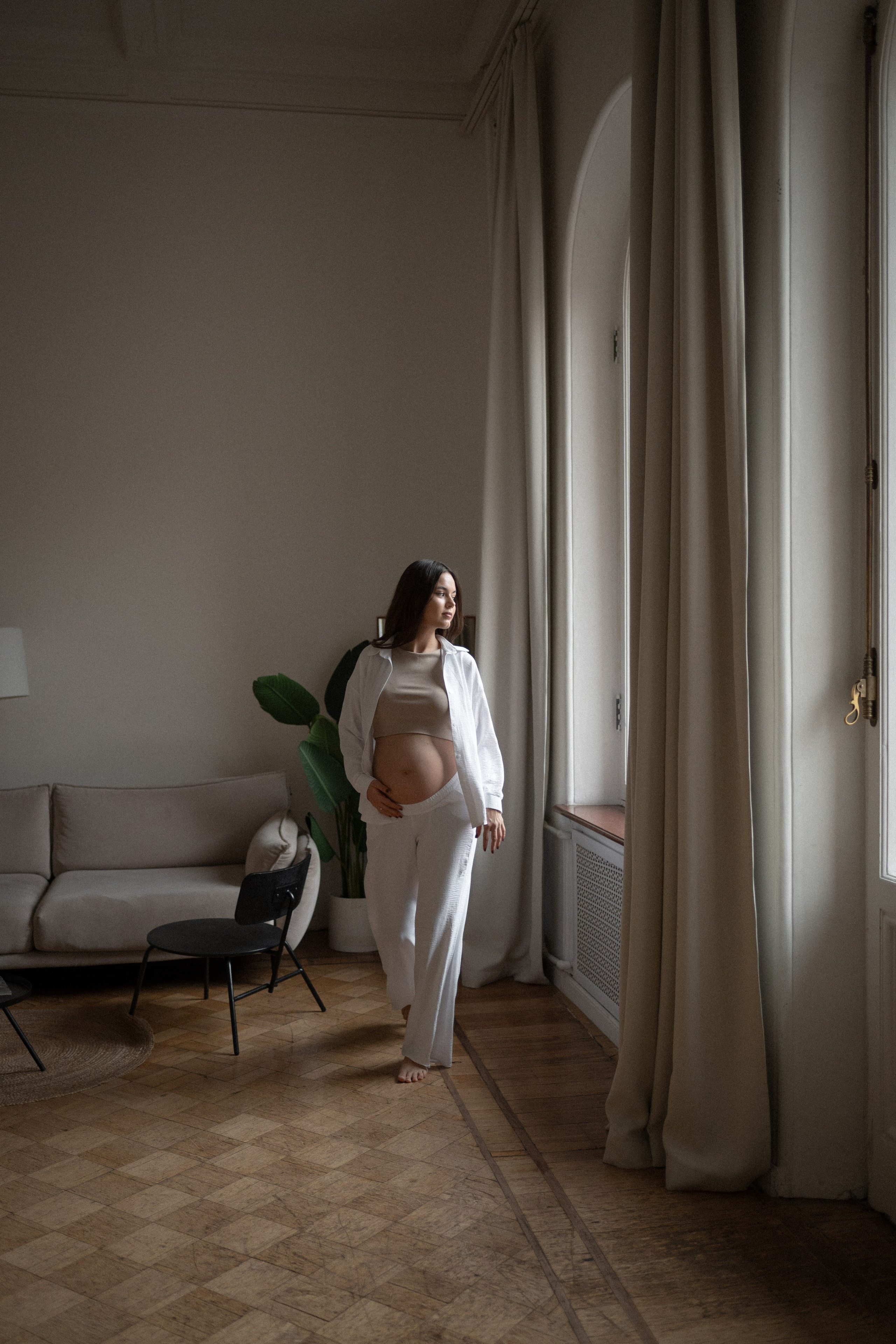 лаконичная фотосессия беременности в фотостудии