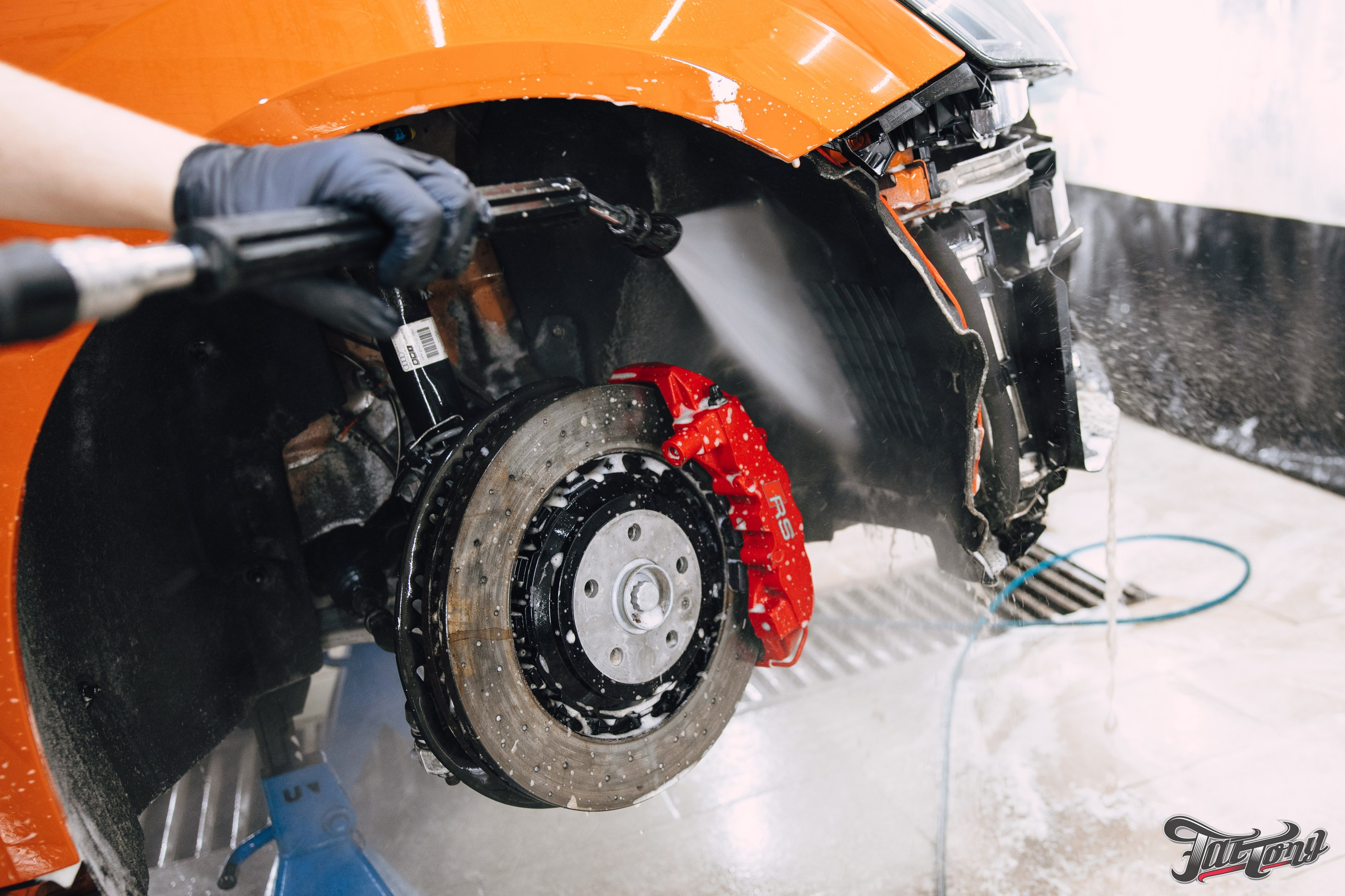 Audi TT мойка подвески, подкапотки и оклейка в прозрачный полиуретан. DeLorein
