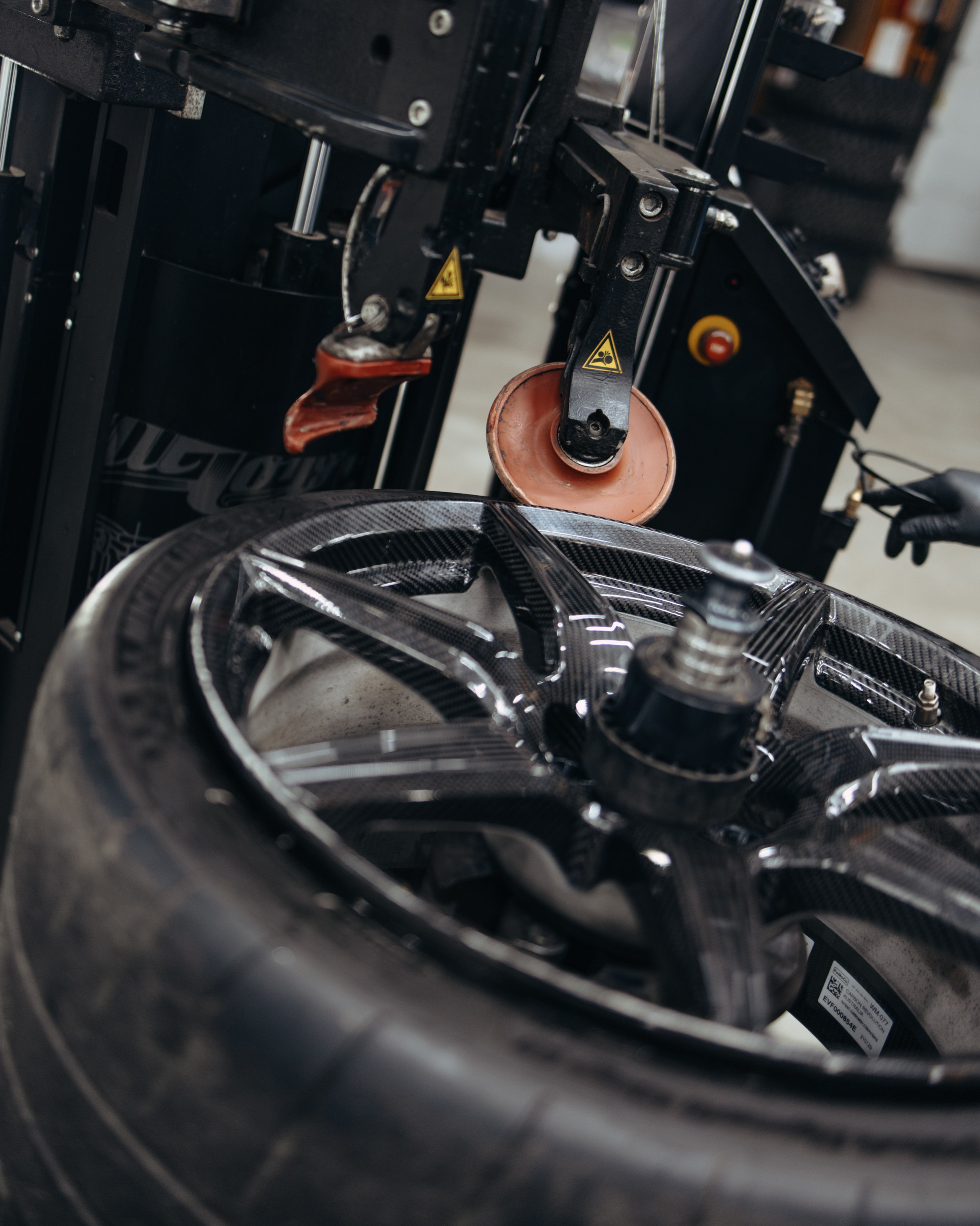 Ford Mustang Shelby сборка и шиномонтаж карбоновых дисков. DeLorein