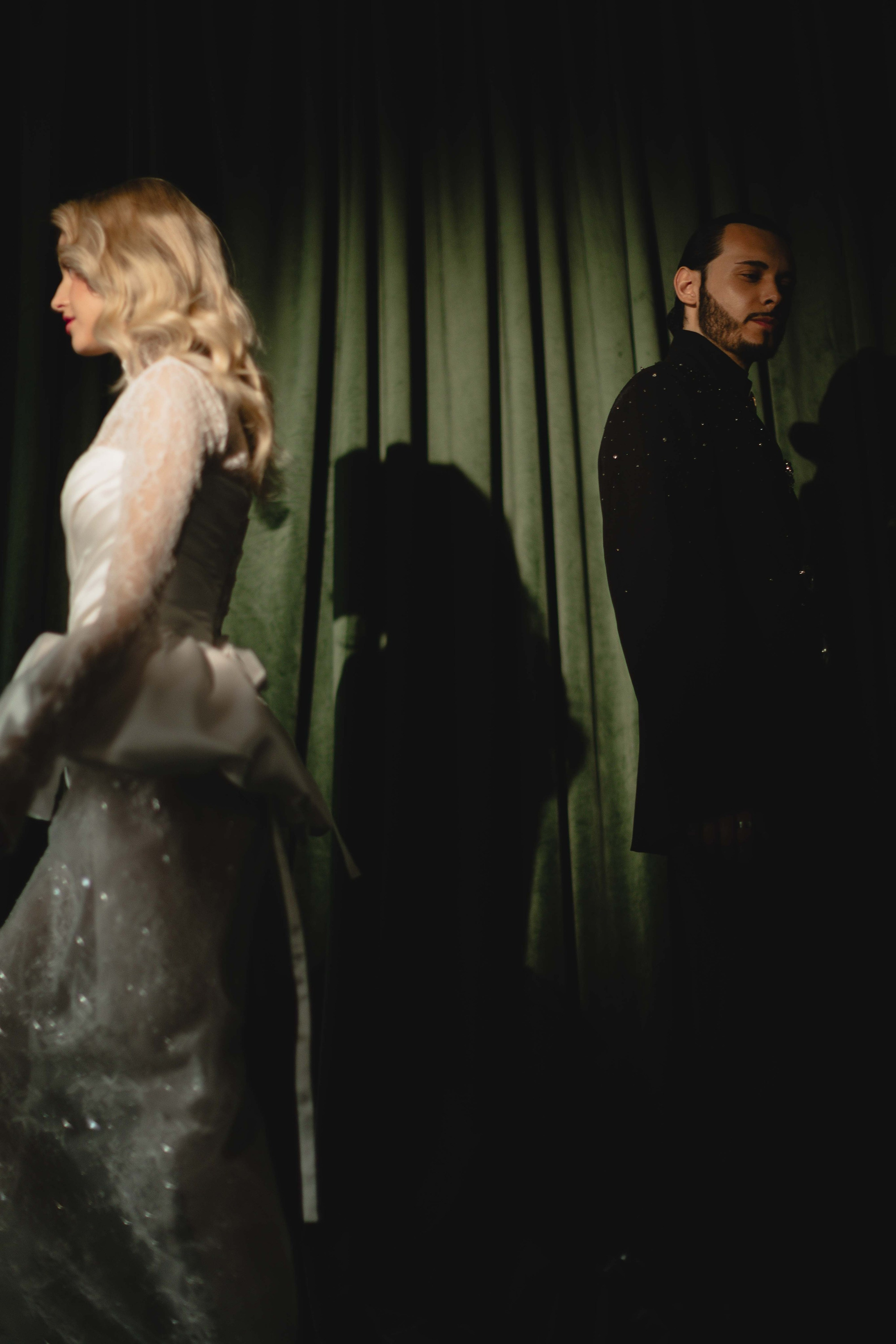 Счастливая пара позирует на свадебной фотосессии на фоне зеленой ткани в театре ,фэшн съемка ,топ 100 — свадебный фотограф Алена Межевова