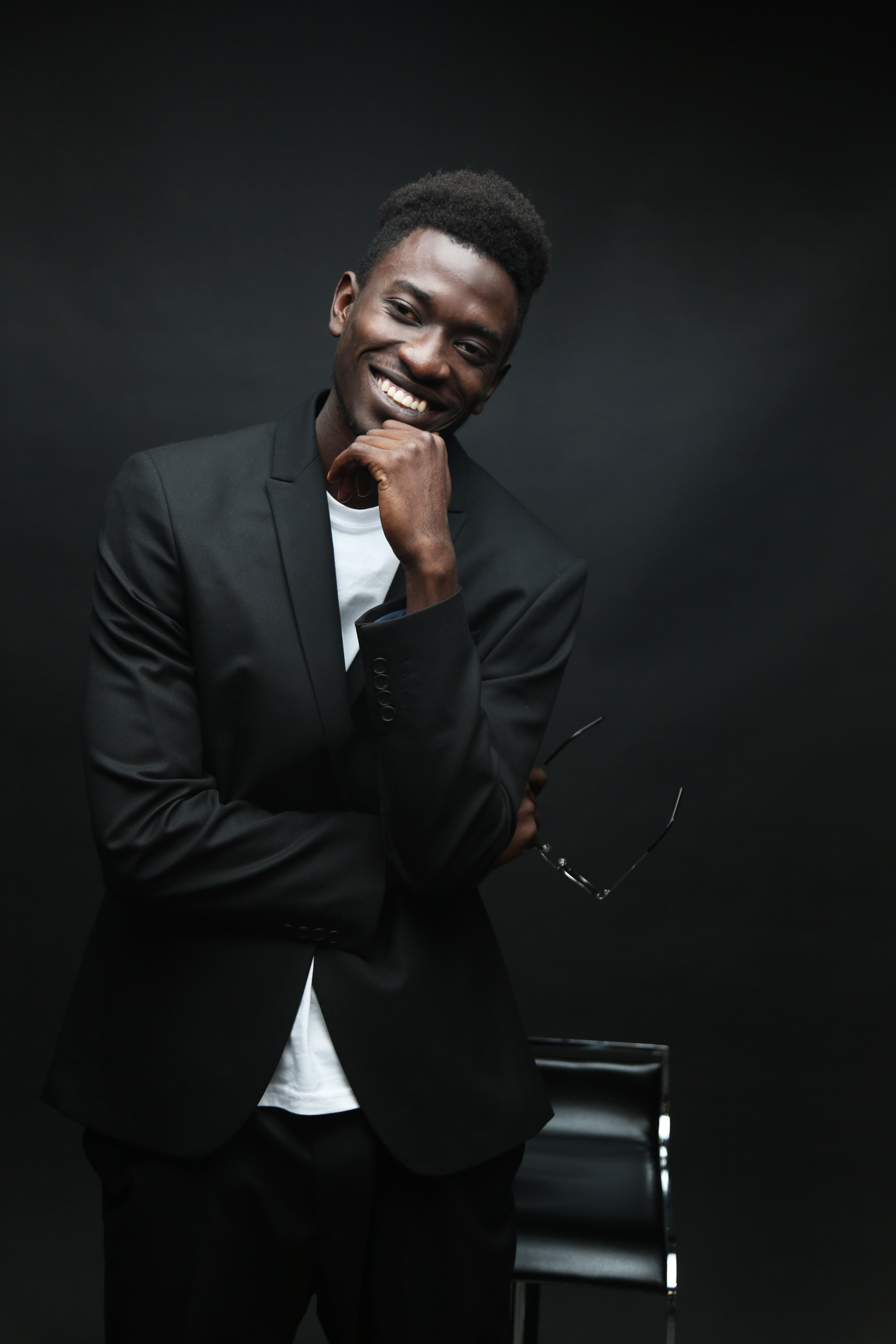 Мужской портрет. Фотосессия в студии в Москве от профессионального фотографа услуги по доступным ценам