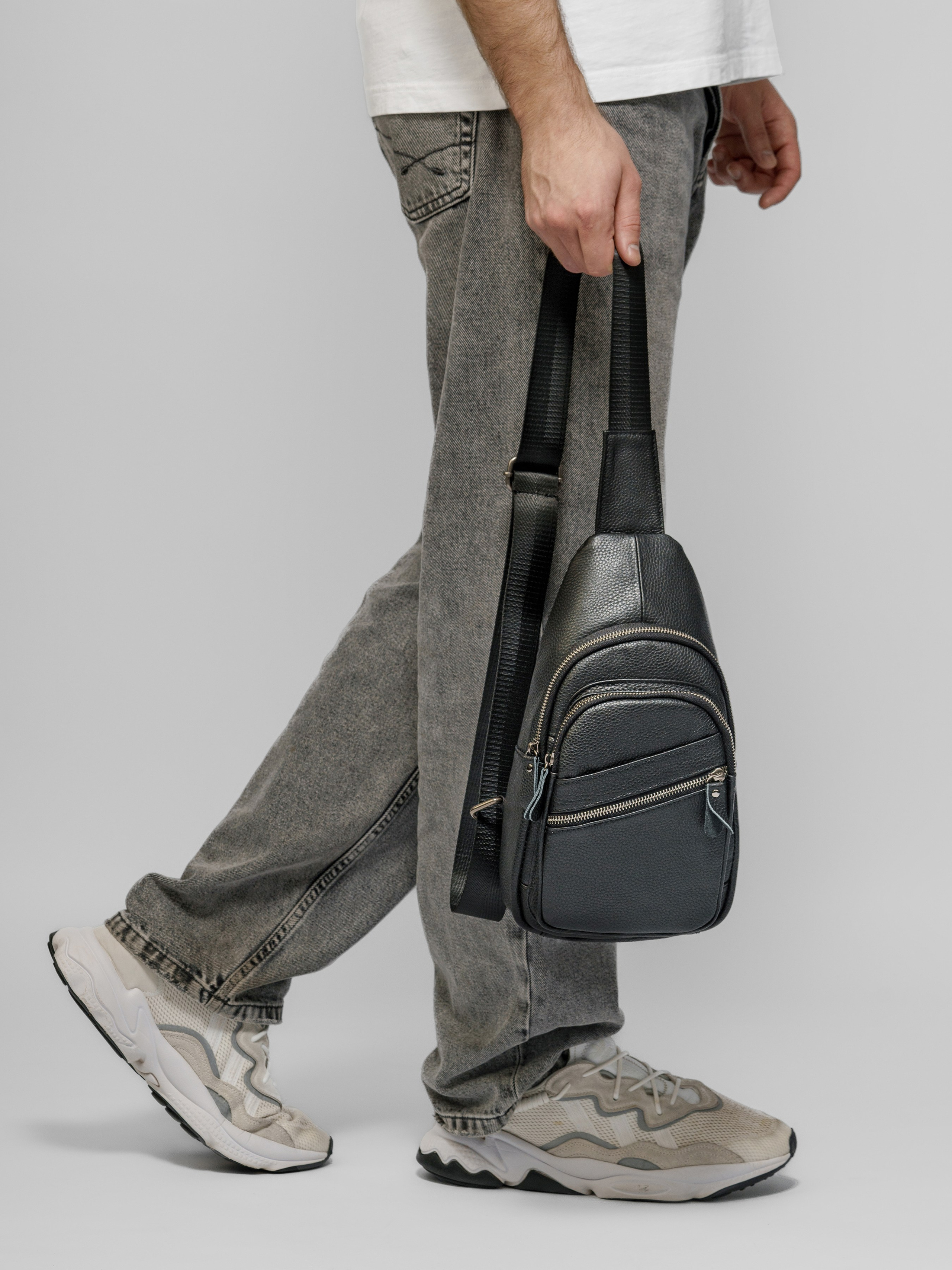 Сумки-бананки, модель Кирилл. KED Production — продакшн из СПб. Создаём фото, видео и контент, который помогает брендам и селлерам продавать больше