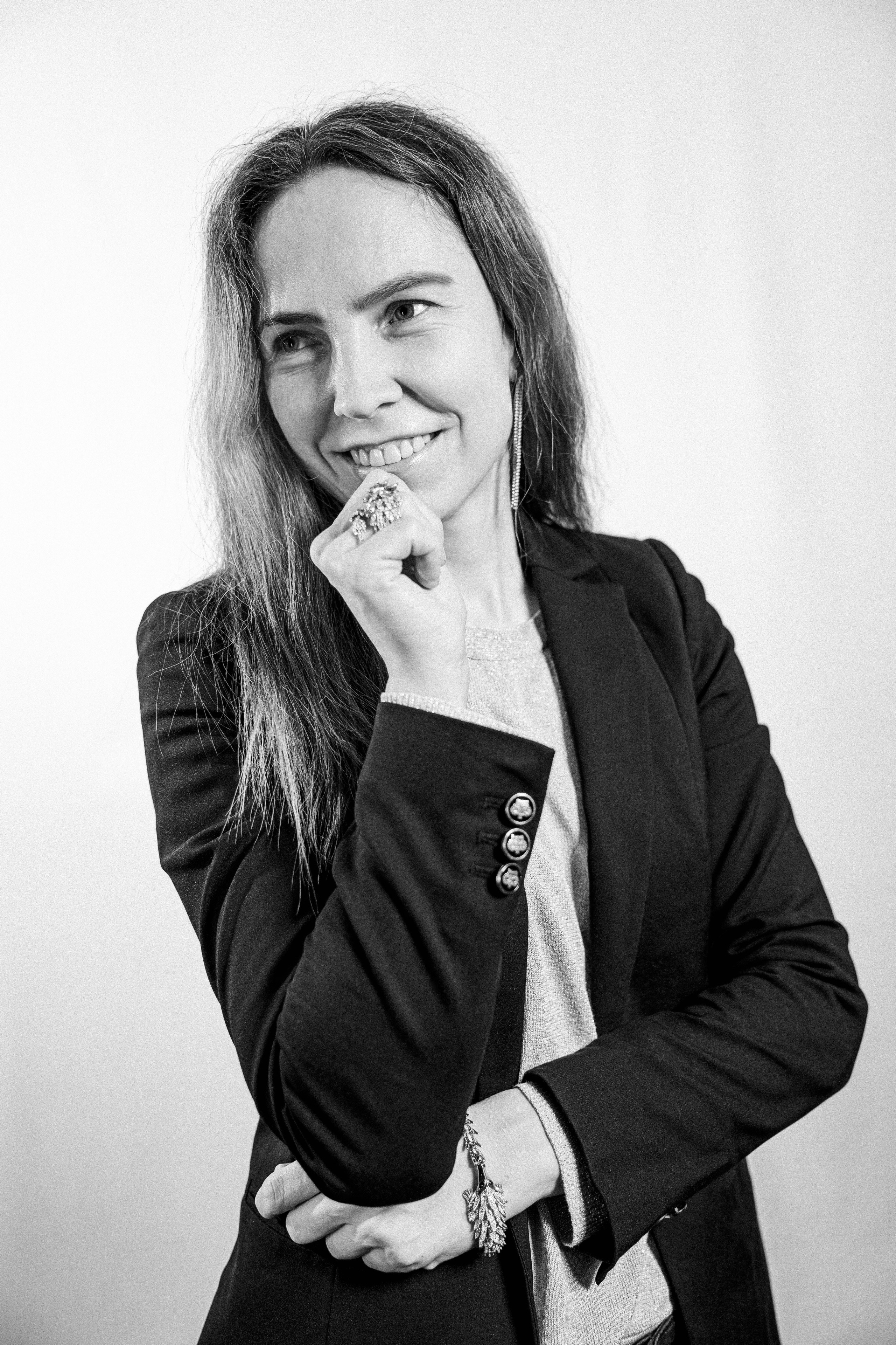 Женщина в пиджаке, ч/б. Деловой портрет для личного бренда