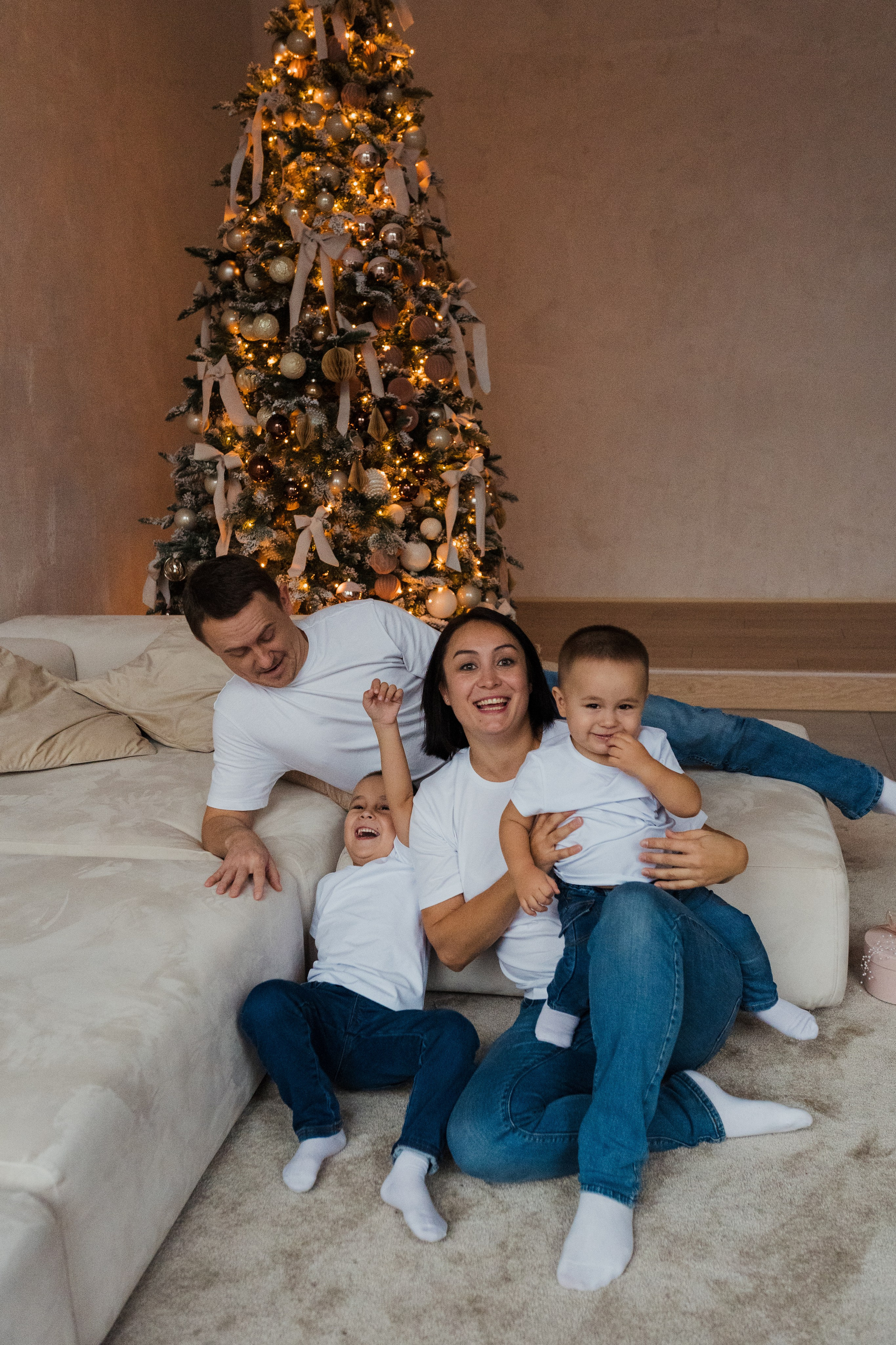 Семейная фотосессия в студии в Москве, семейный фотограф Анна Полушина. Свадебный фотограф в Москве Анна Полушина