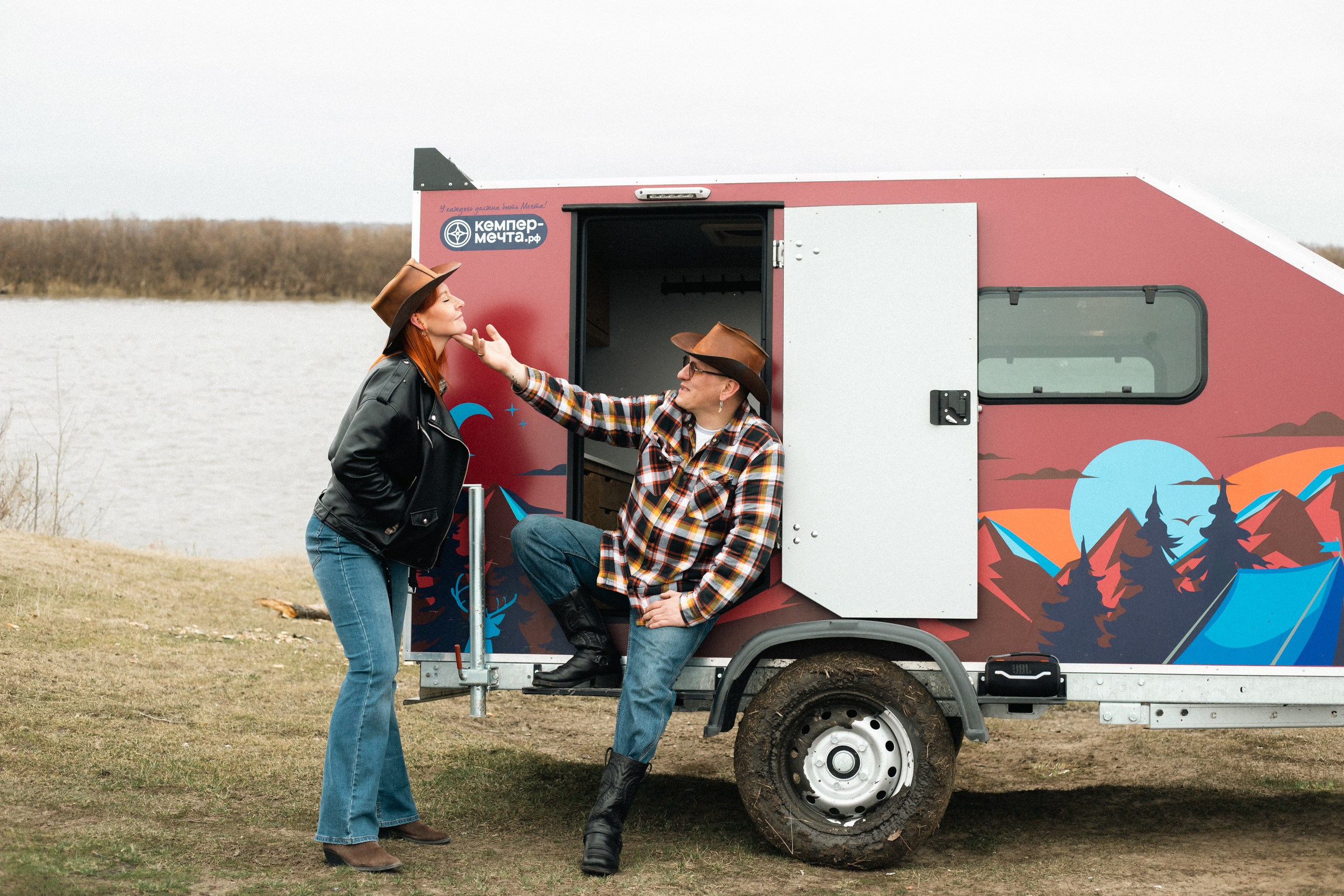 Love story camper. Фотограф в Тюмени Даша Михнова. Портреты, фотопроекты, фотодни