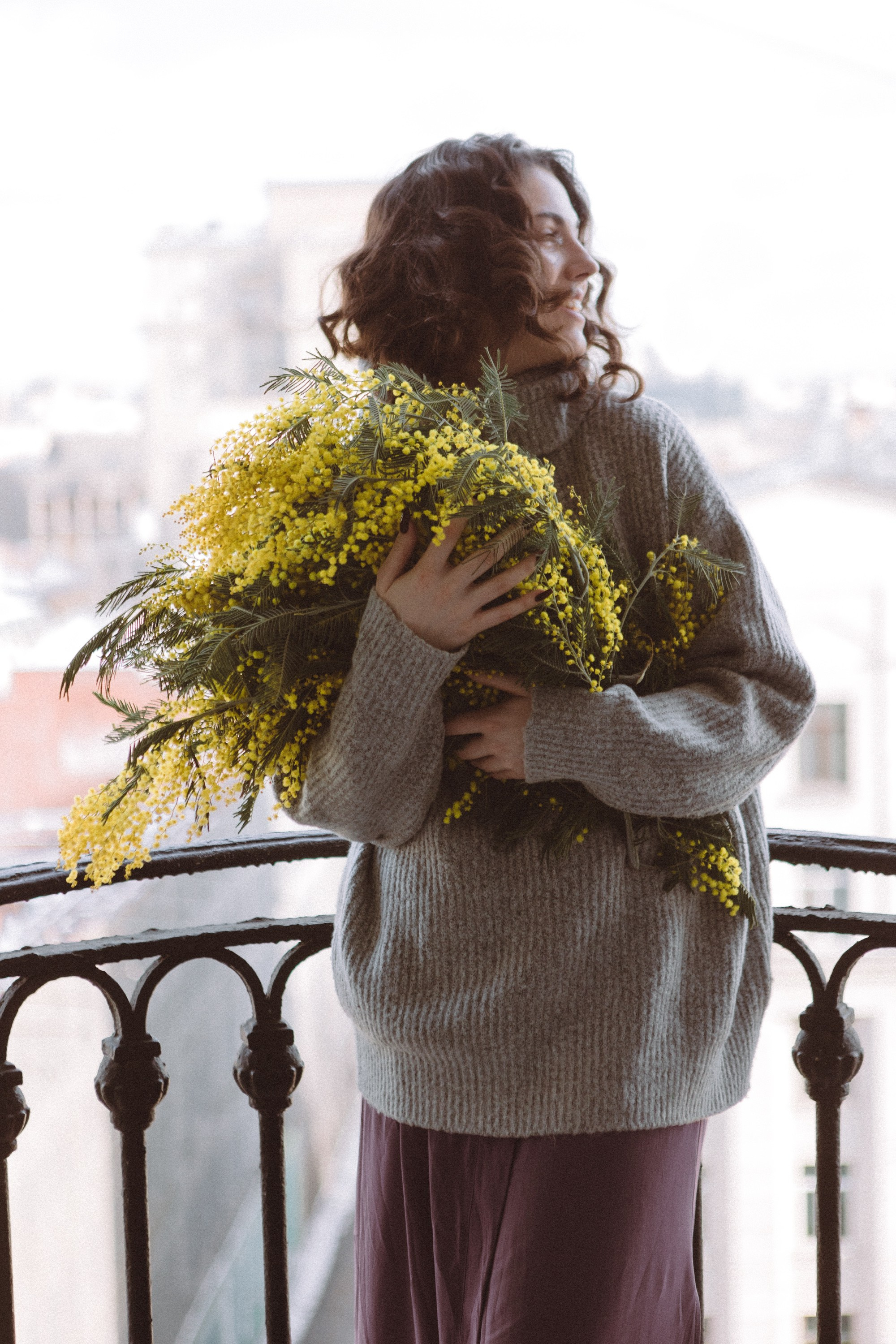 Портретный фотограф в Москве Калагина Светлана. Фотосессия девушки в сталинской высотке с мимозой. Фото девушки на балконе. Идеи для весенней фотосессии