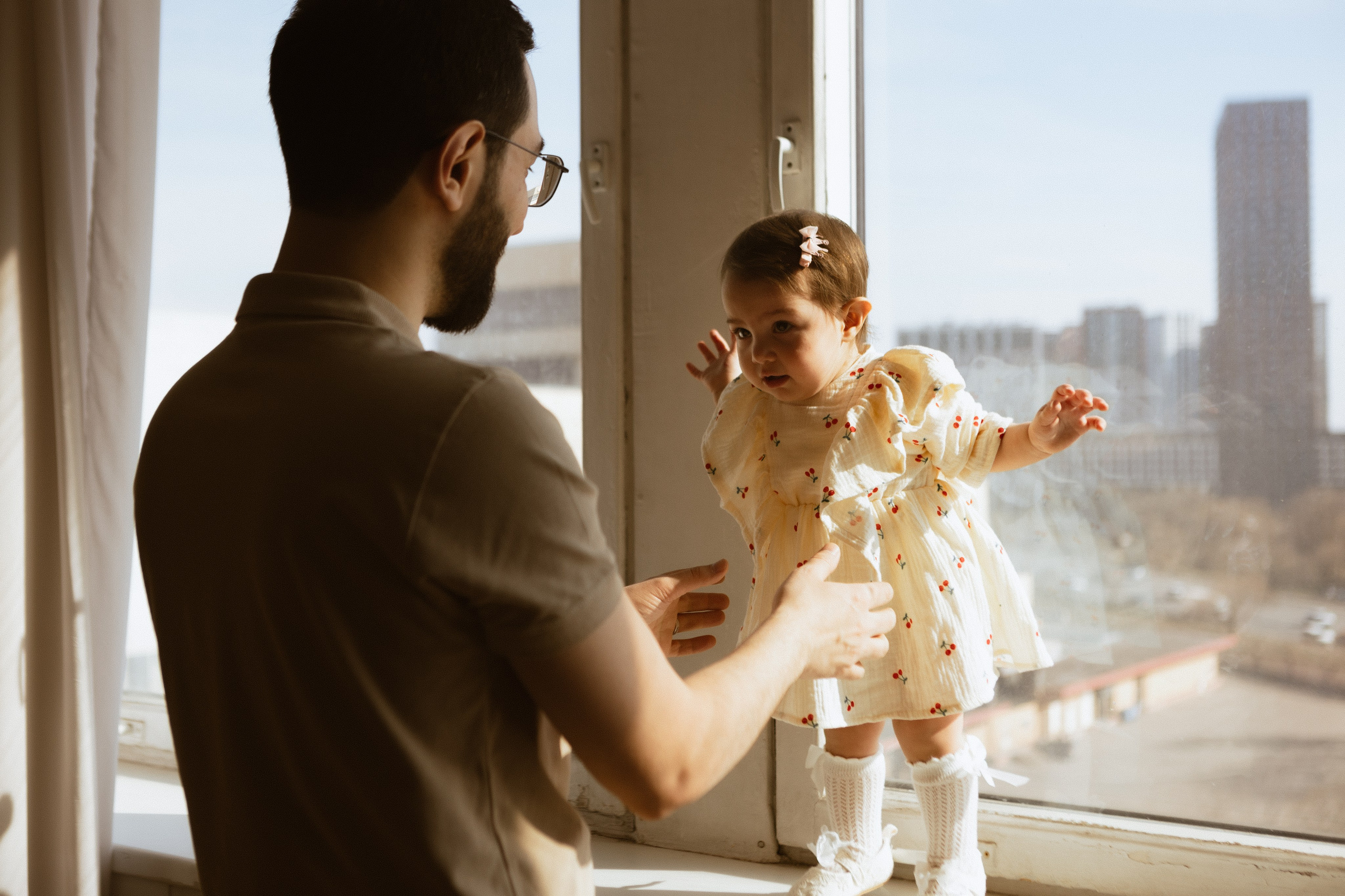 нежная семейная фотосессия с годовалой дочкой в студии, фото папы и дочки, семейный фотограф в Москве