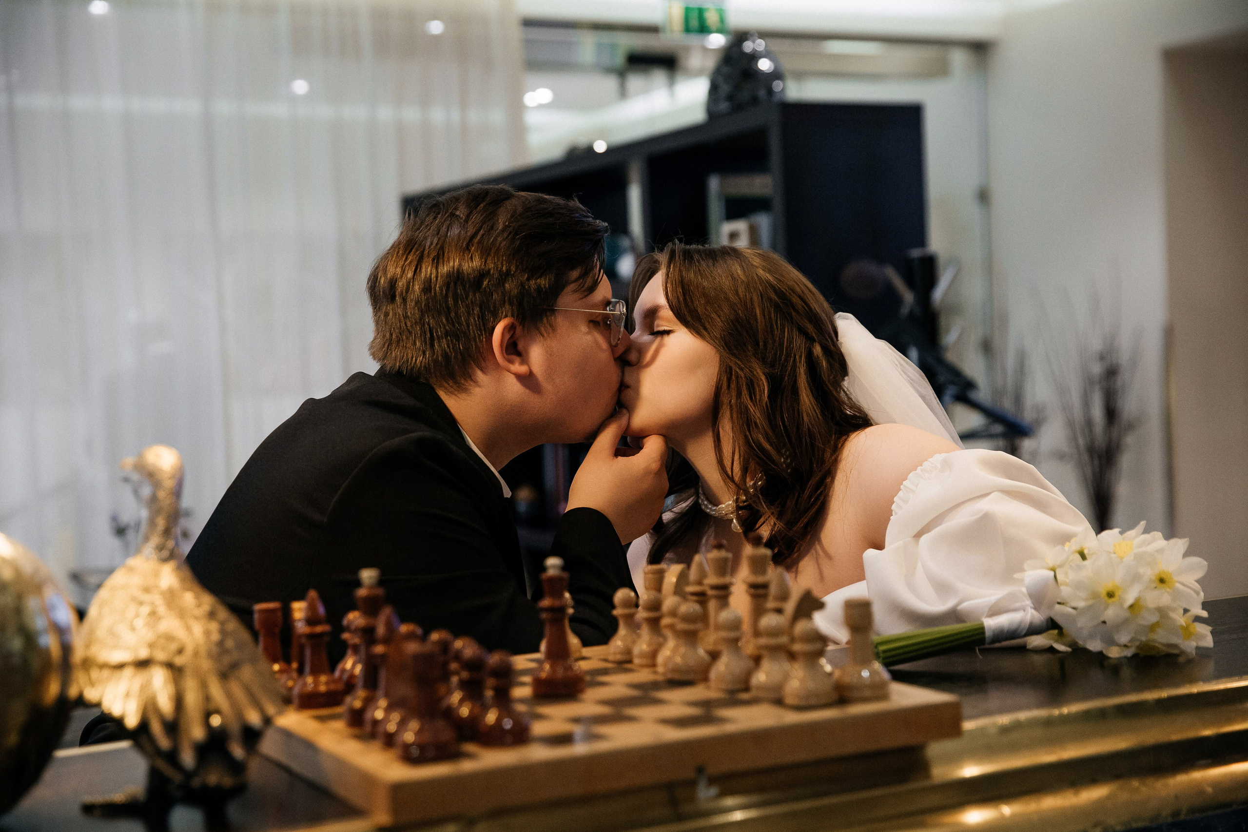 Съемка в отеле и регистрация прохладным майским днем. Свадебный фотограф в Санкт-Петербурге Вика Стукачева