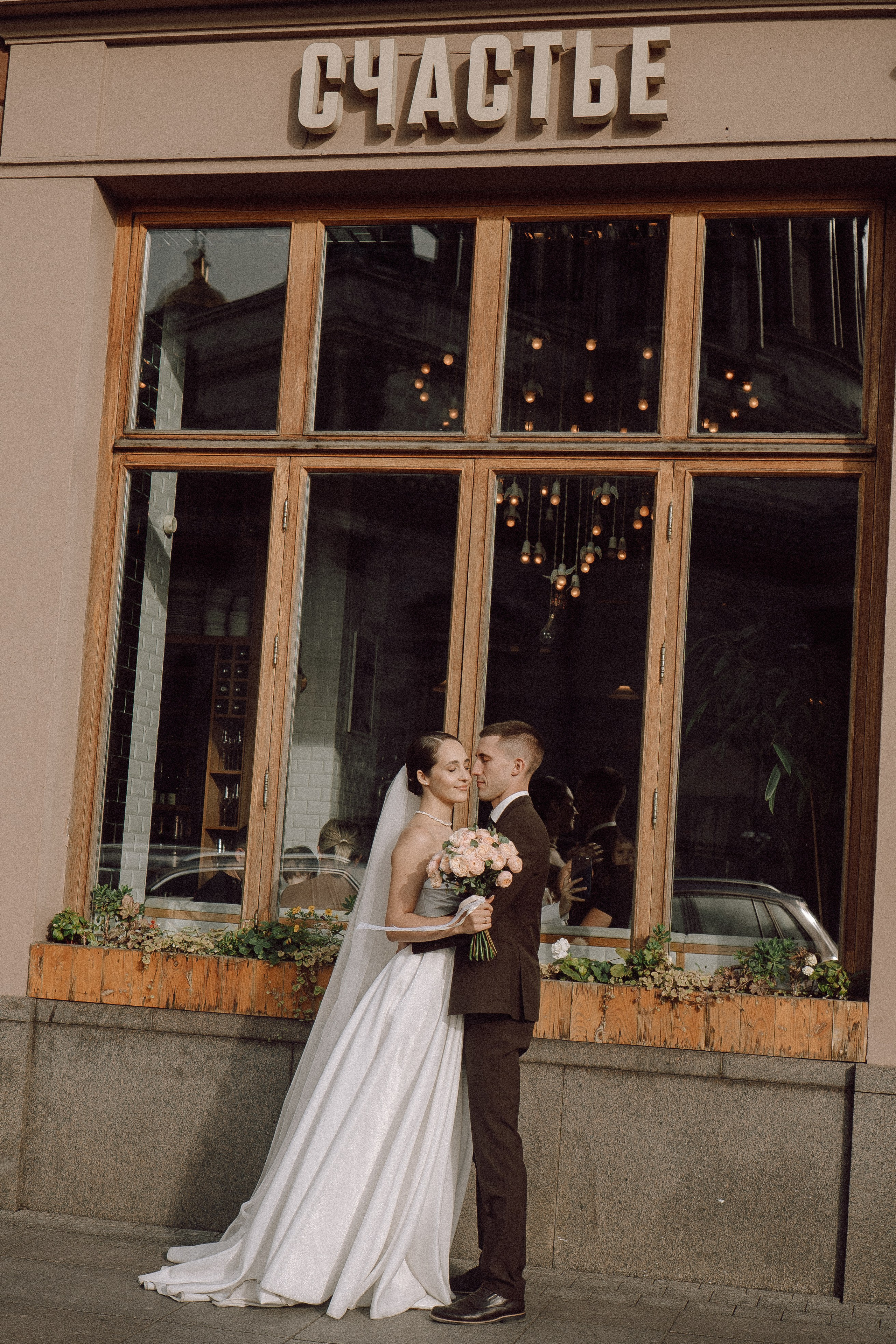 СВАДЕБНАЯ ПРОГУЛКА В САНТК-ПЕТЕРБУРГЕ (ИСАКИЕВСКИЙ СОБОР, ЗИМНЯЯ КАНАВКА, ЭРМИТАЖ И БОЛЬШАЯ МОРСКАЯ УЛИЦА). Профессиональный фотограф, Санкт-Петербург — Виктория Богомолова