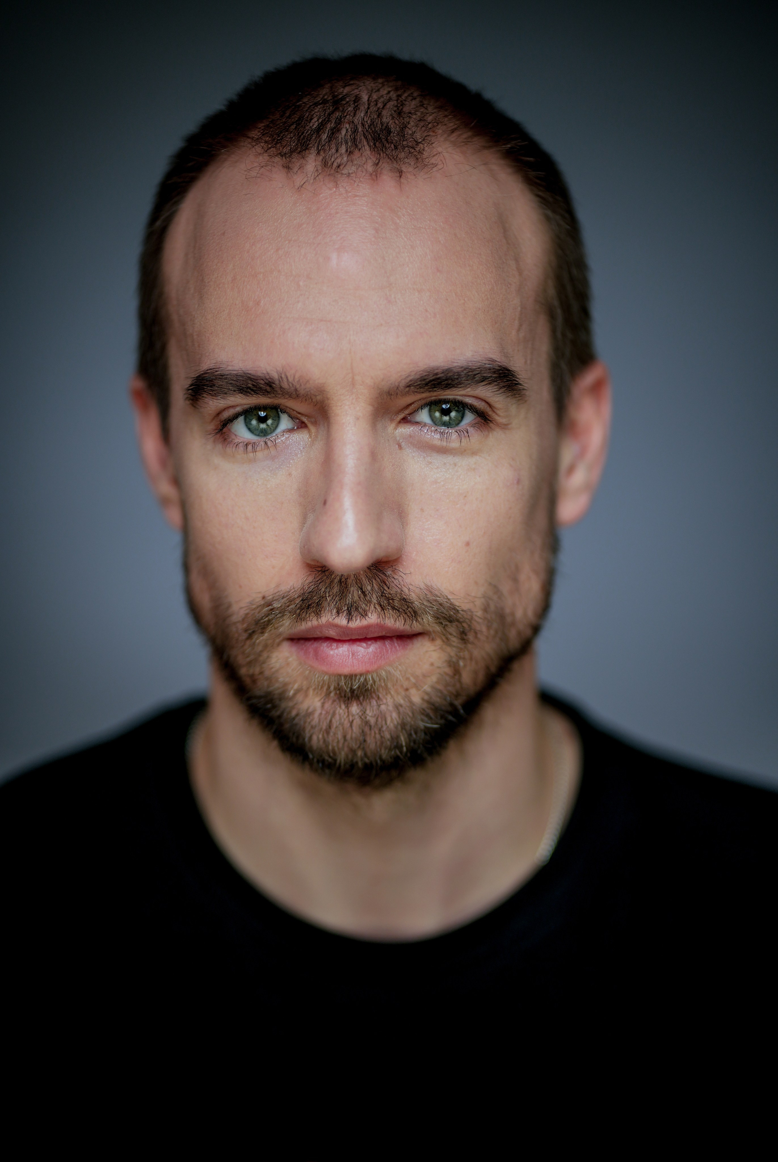 Актёр Пётр Романов. Портретная съемка в Москве, студийный фотограф Игорь Фомин