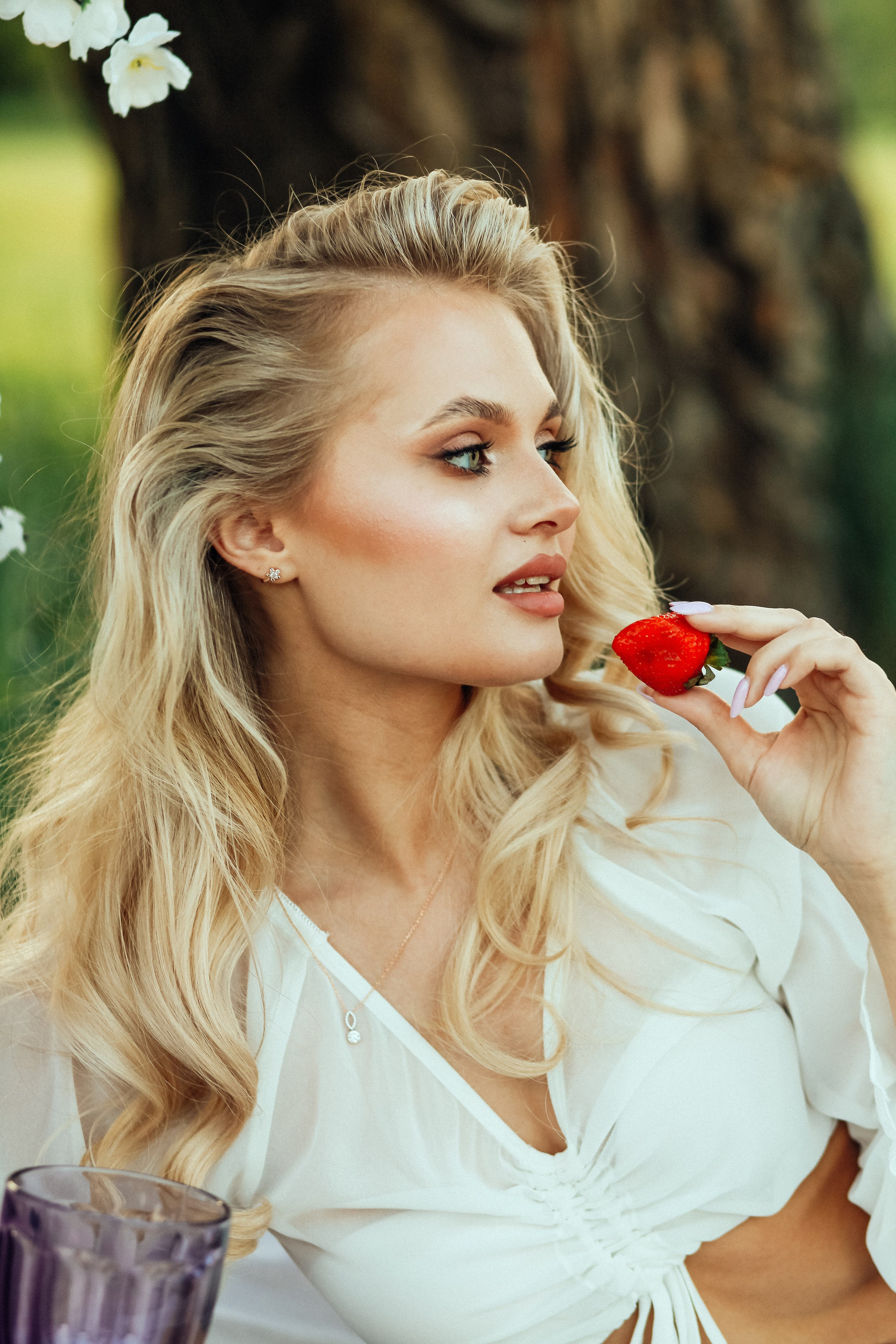 утро очень красивая невеста блондинка цветы природа лето декор дерево кровать виктория