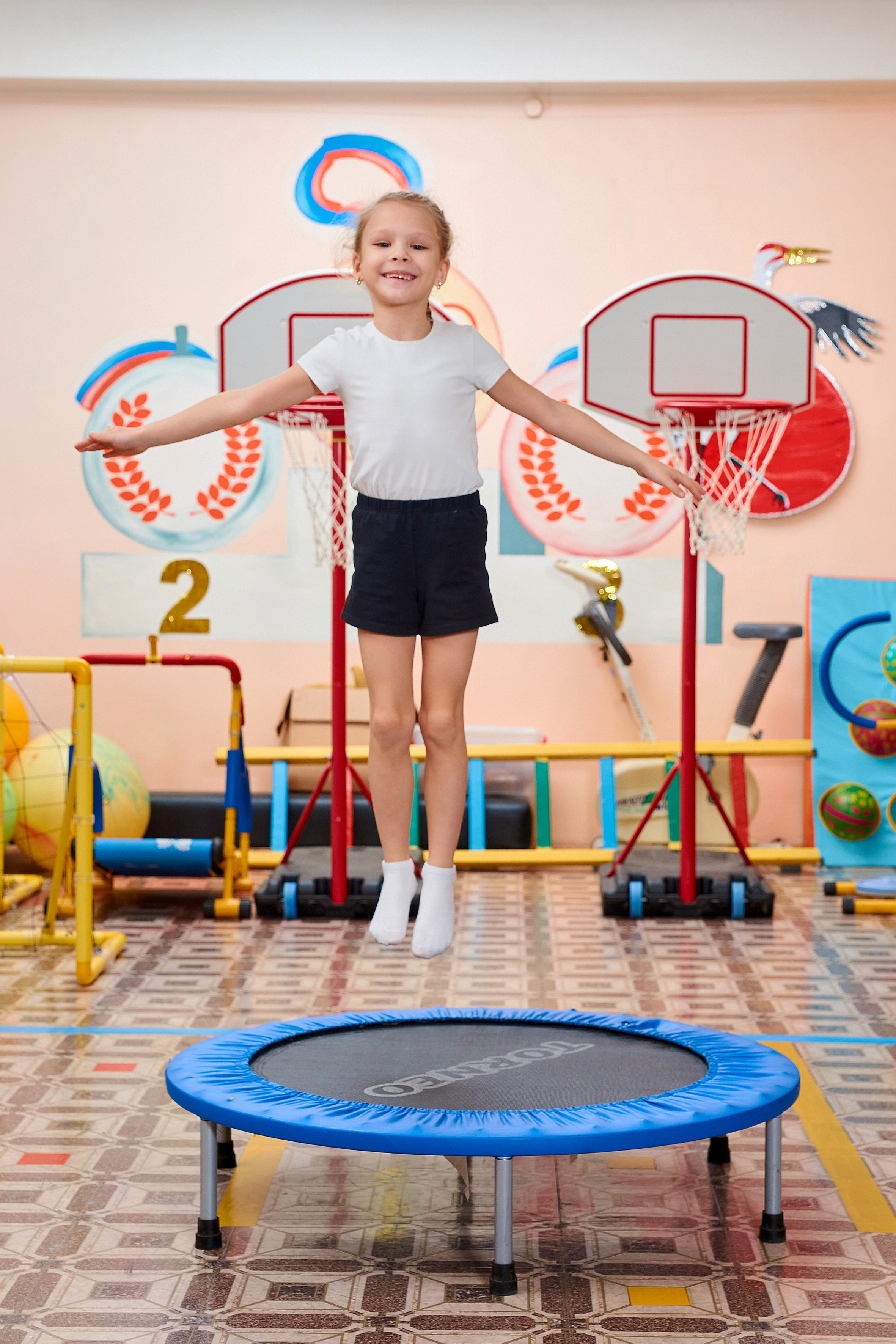 Занятие в спортзале. Childrenfoto.ru