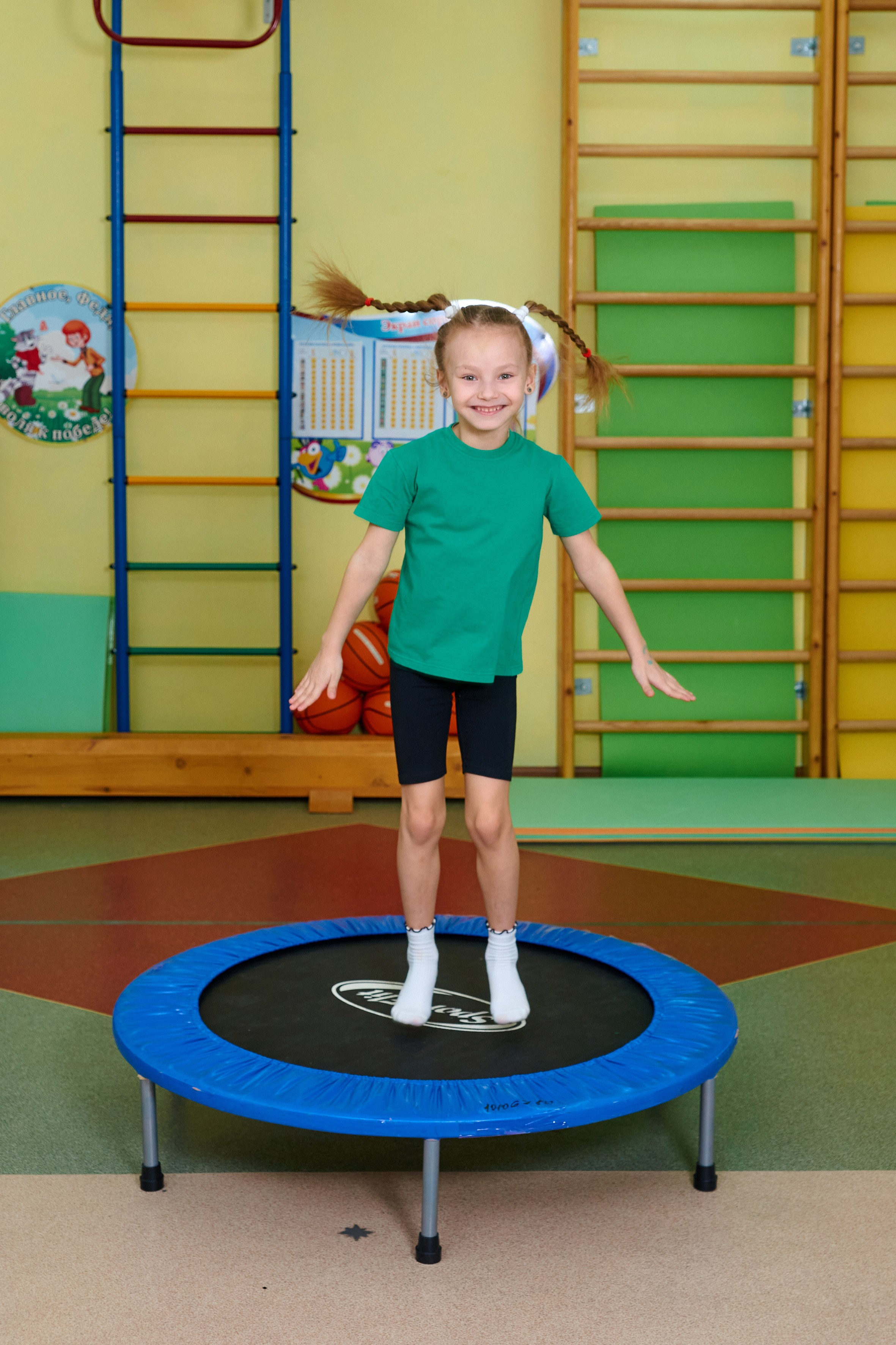 Занятие в спортзале. Childrenfoto.ru