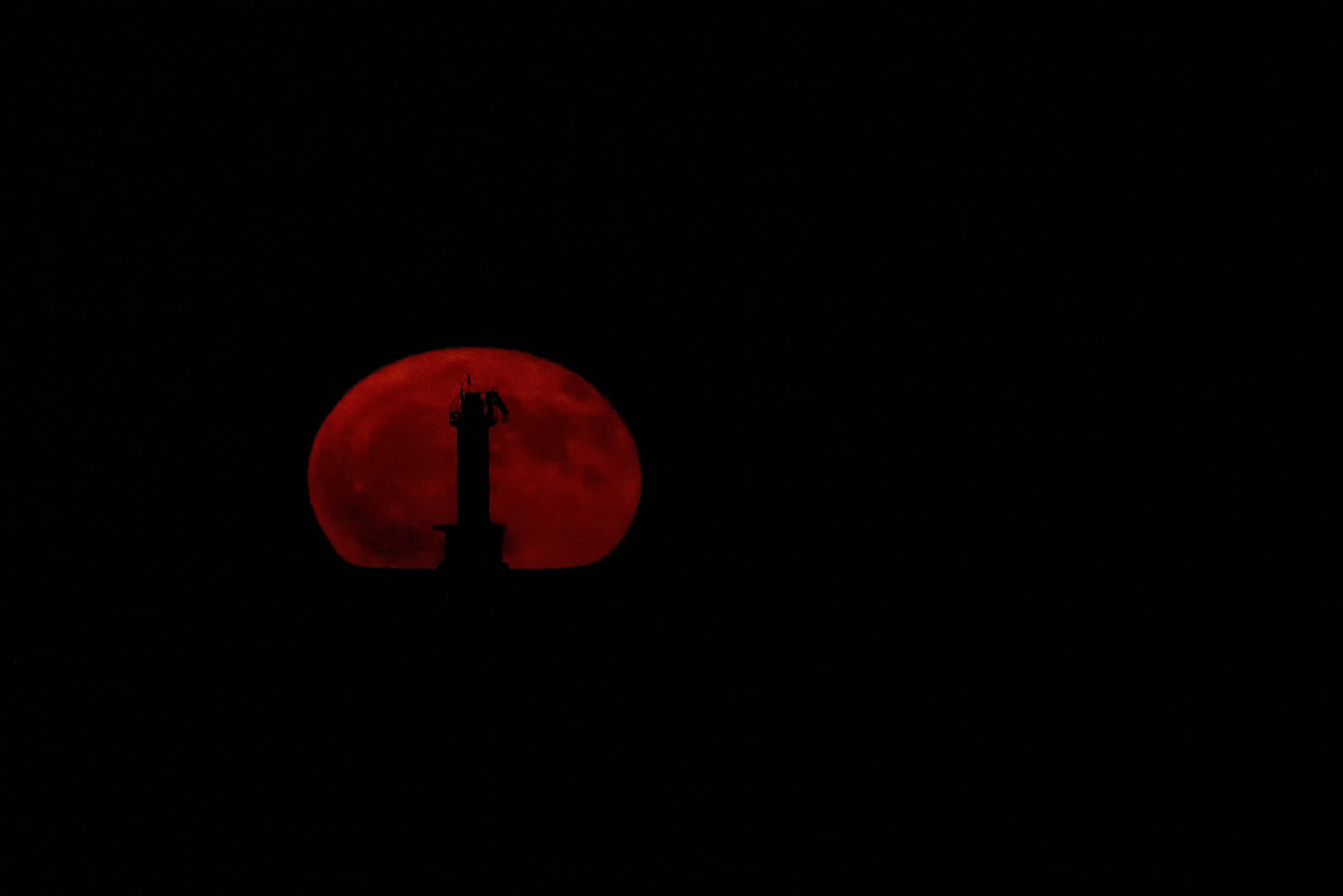 Новороссийск, маяк Суджукский на фоне восходящей полной Луны