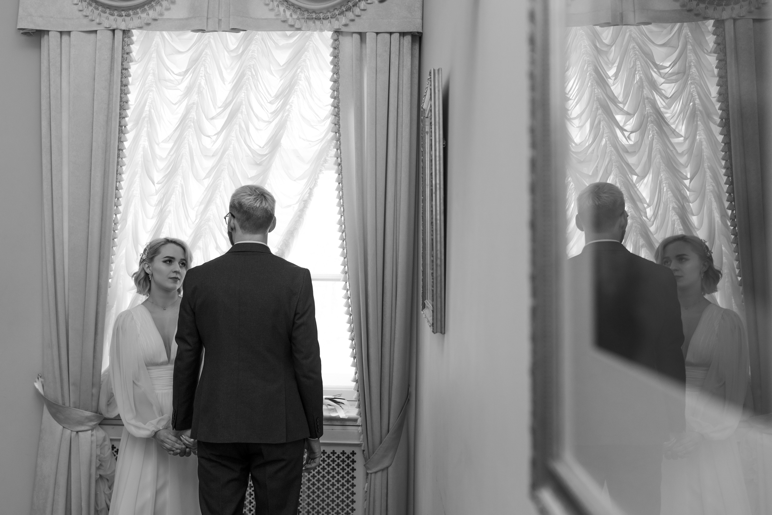Красивая черно-белая свадебная фотография в загсе.