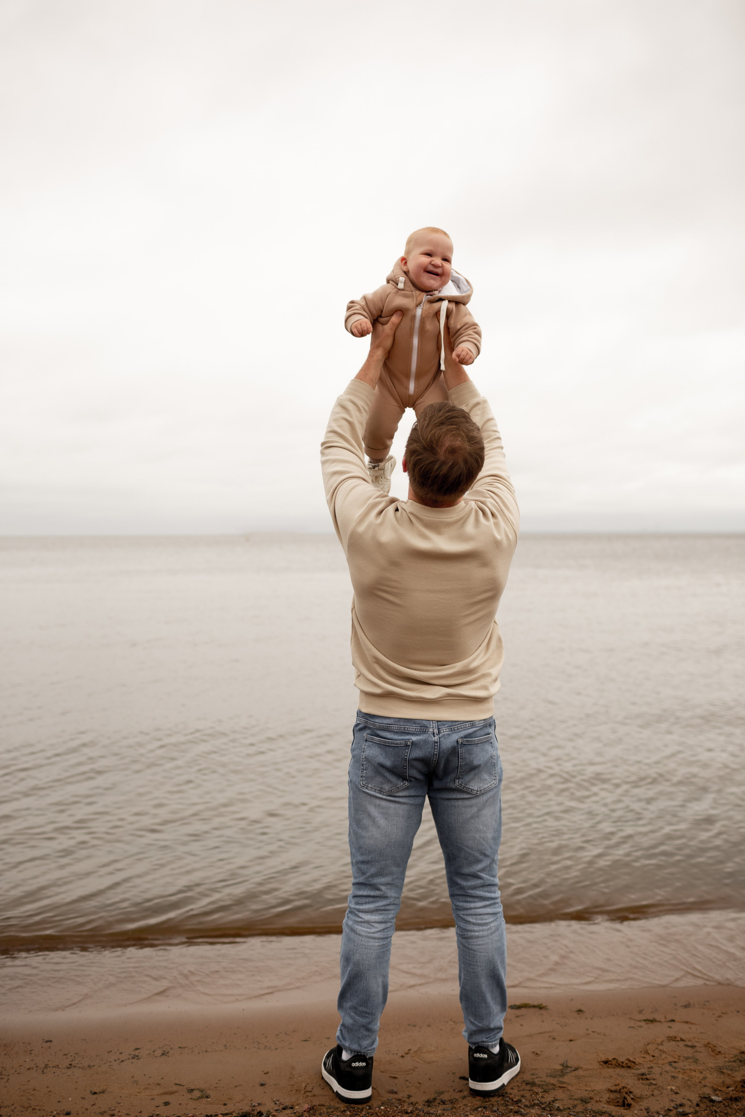 Семейная фотопрогулка на пляже. Свадебный фотограф Кирилл Белый
