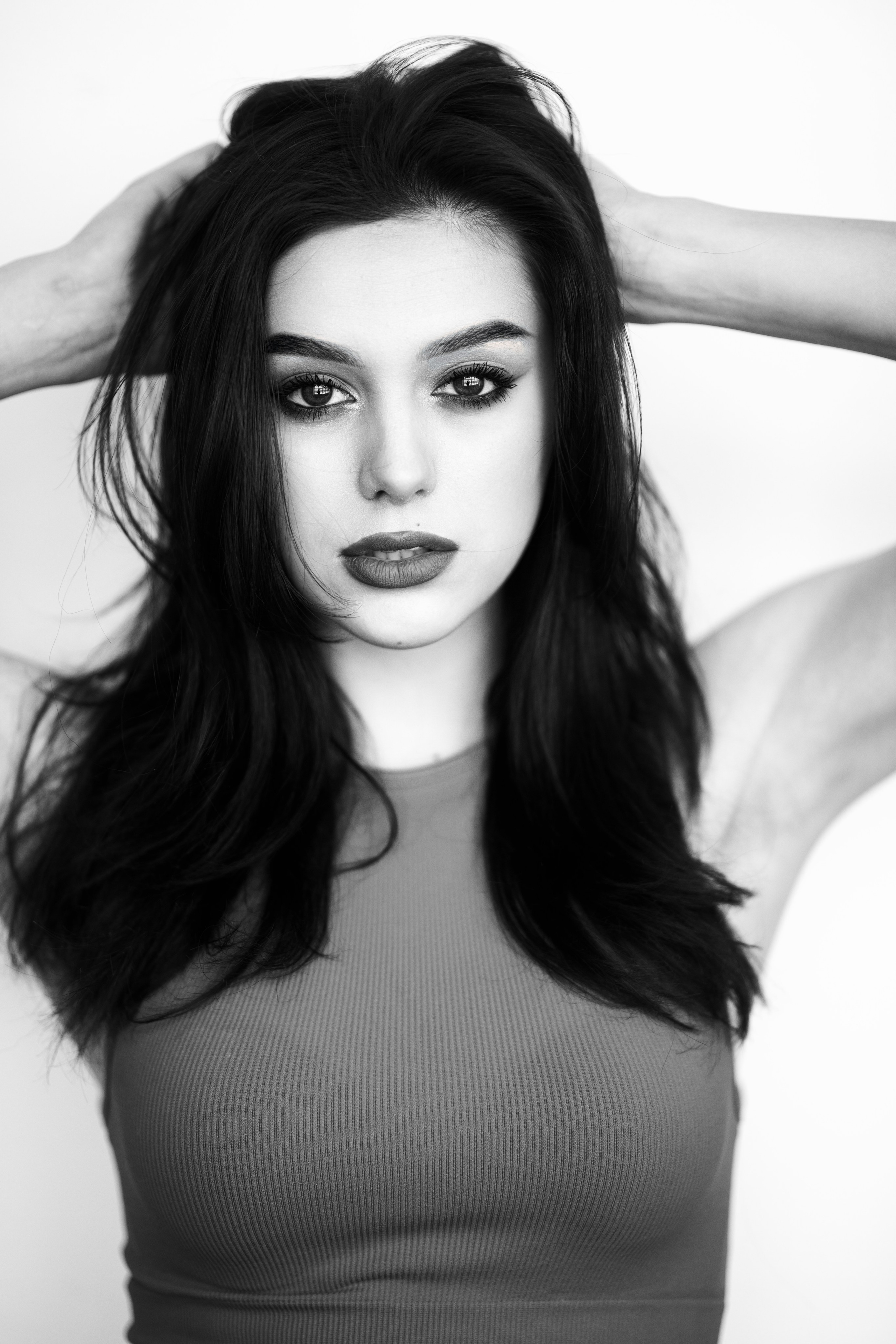 Фотосет с Марианной в студии с минимальным интерьером в формате для «себя»