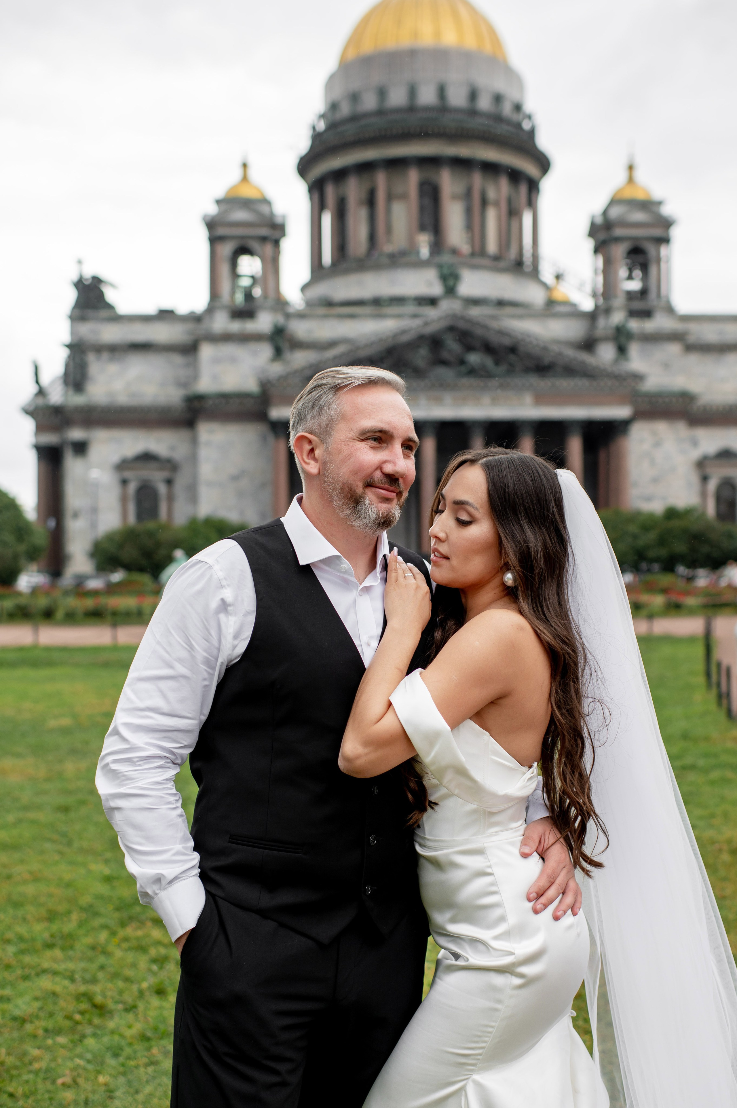 Классическая свадебная фотосессия Аины и Антона по самым красивым местам для свадебной прогулки в Санкт-Петербурге. Портретный, семейный и свадебный фотограф в Санкт-Петербурге и в Пушкине Ширяев Денис