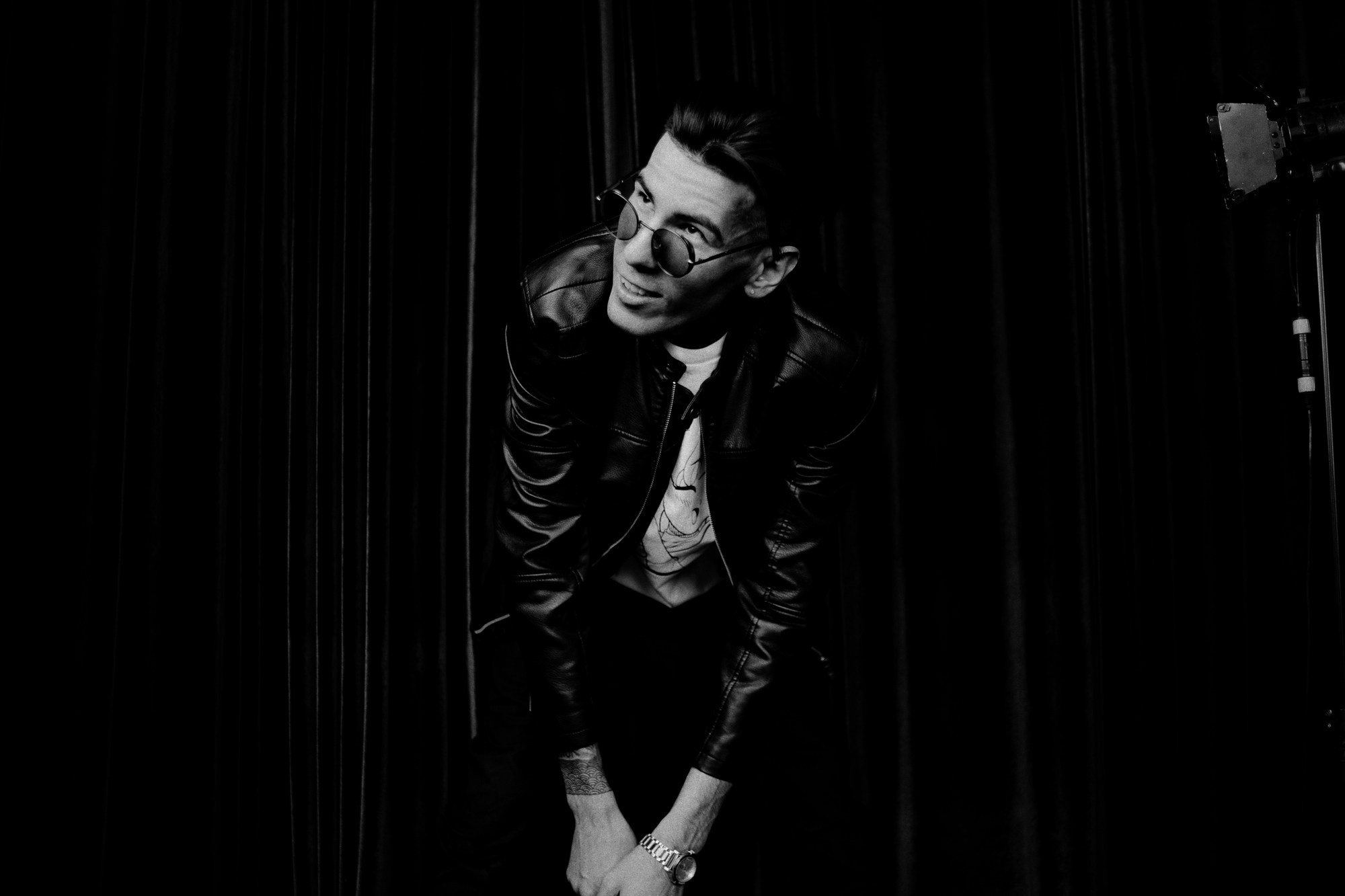 Мужской портрет в Тюмени: стильная студийная фотосессия. Портретный фотограф Тюмень Дарья Мустафина