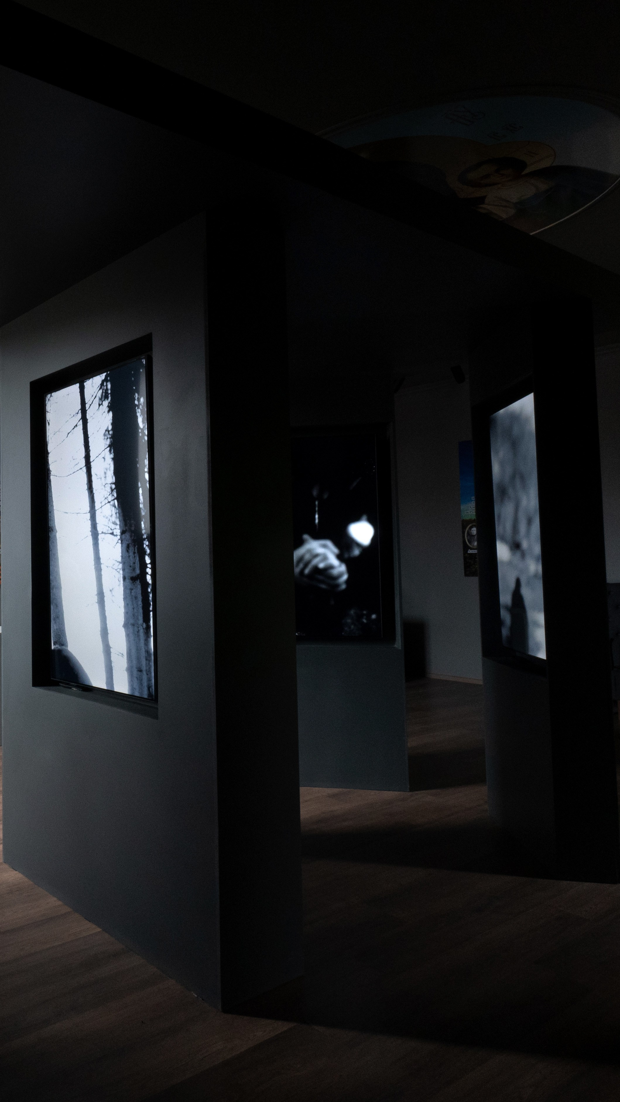 Ничего не было видно и приходилось прислушиваться. Художественная группа «Нежные Бабы»