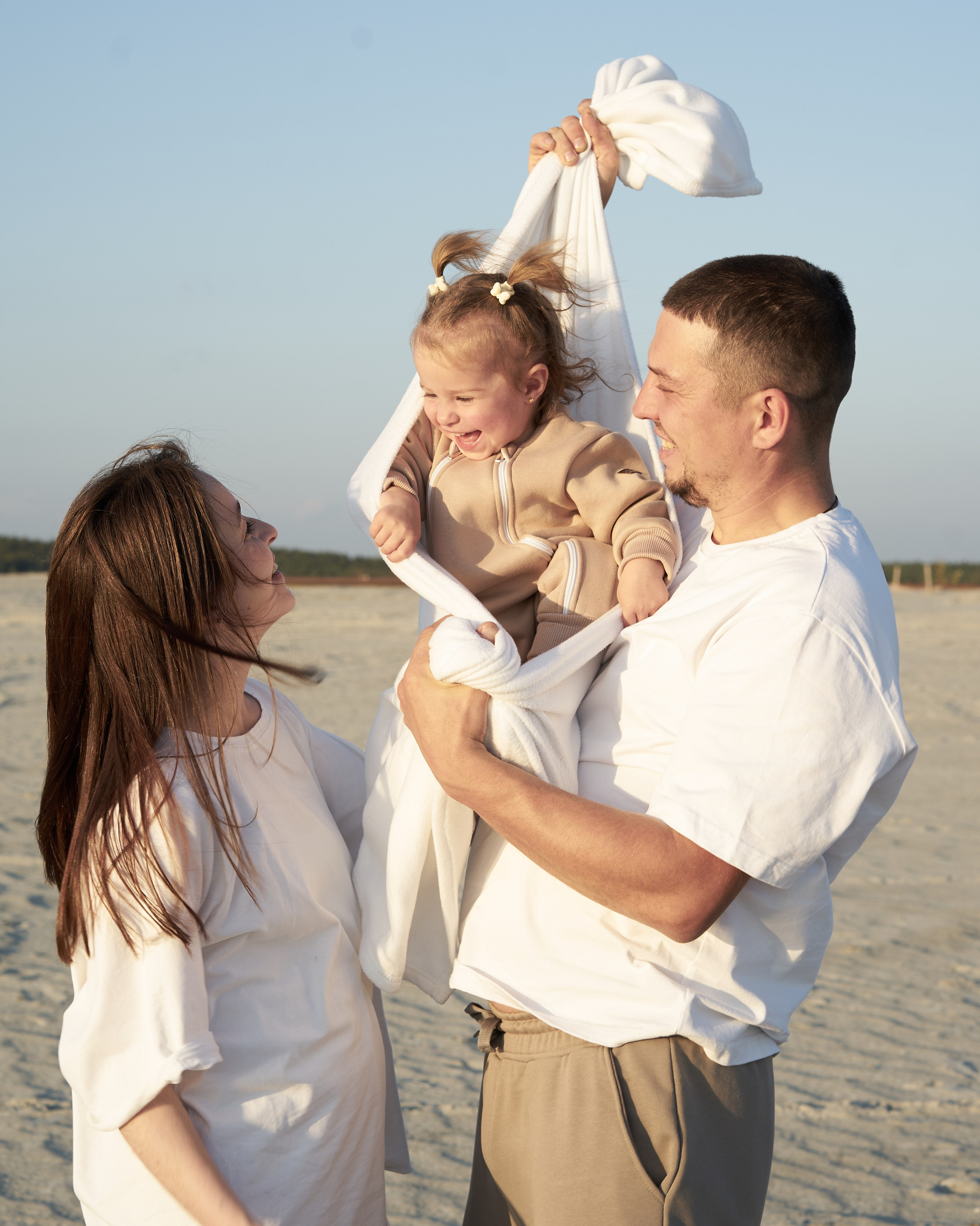 Семейная фотосессия на закате в песках. Фотограф Екатеринбург Кокшарова Александра