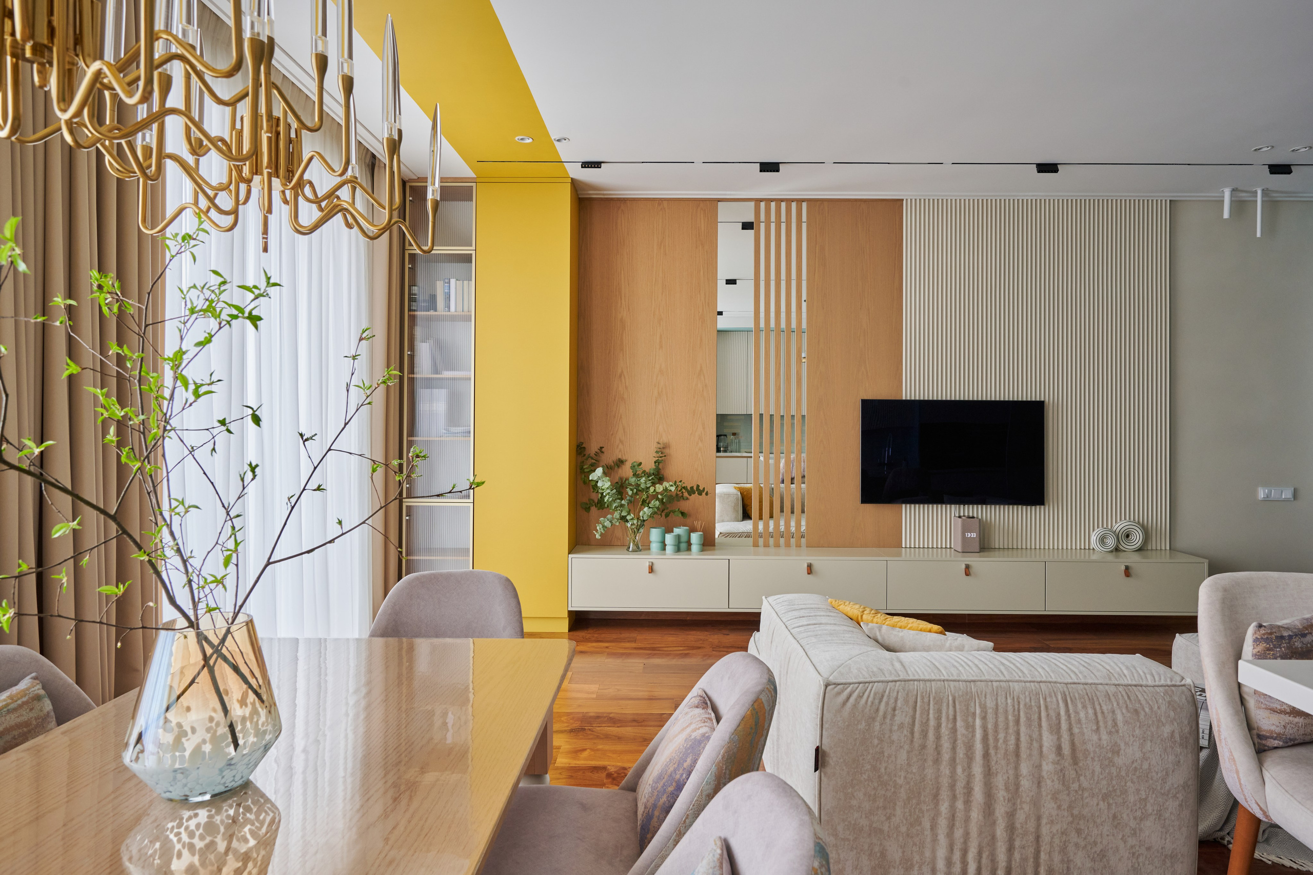 Диванная зона у кухни, мягкий свет и барные стулья