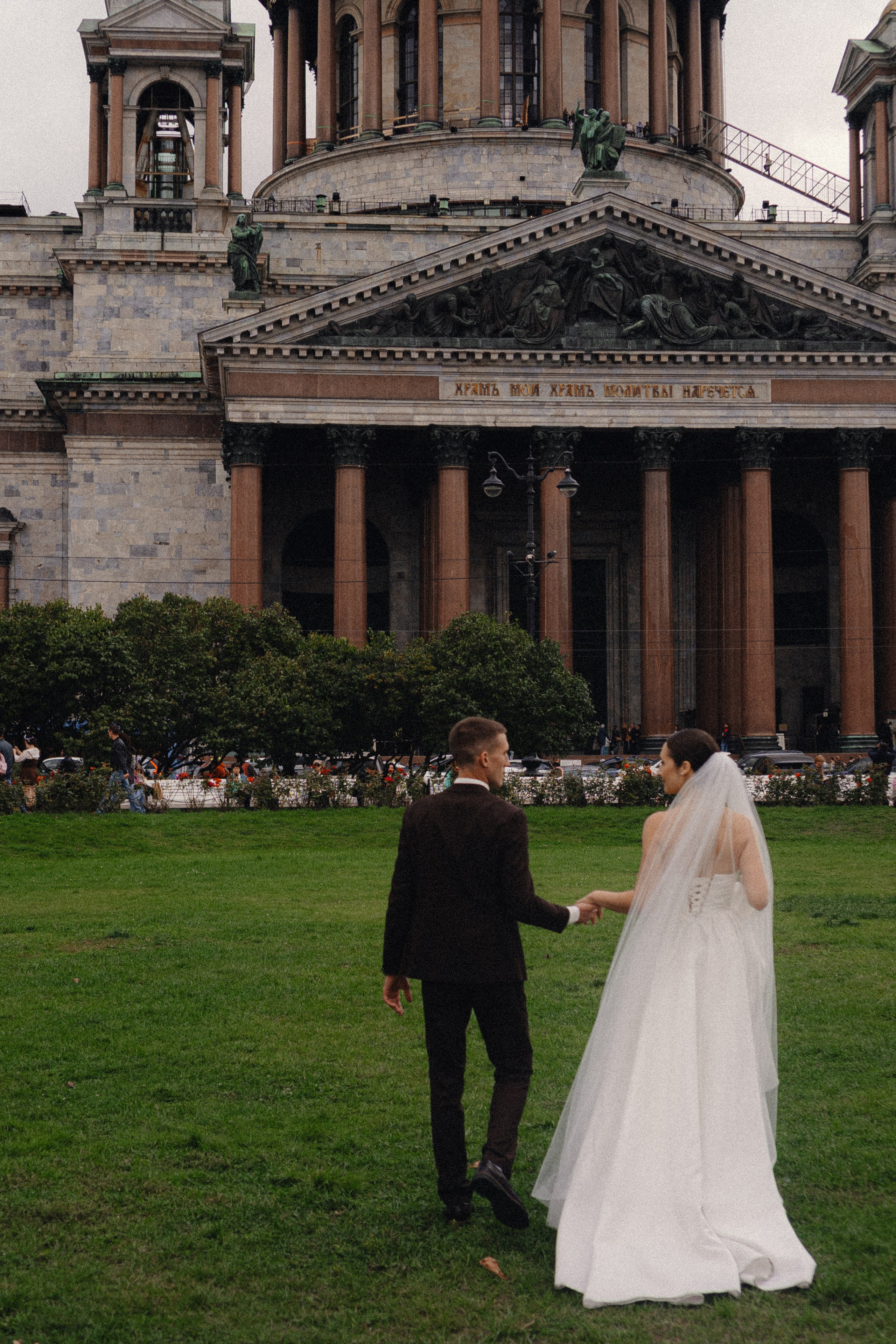 СВАДЕБНАЯ ПРОГУЛКА В САНТК-ПЕТЕРБУРГЕ (ИСАКИЕВСКИЙ СОБОР, ЗИМНЯЯ КАНАВКА, ЭРМИТАЖ И БОЛЬШАЯ МОРСКАЯ УЛИЦА). Профессиональный фотограф, Санкт-Петербург — Виктория Богомолова